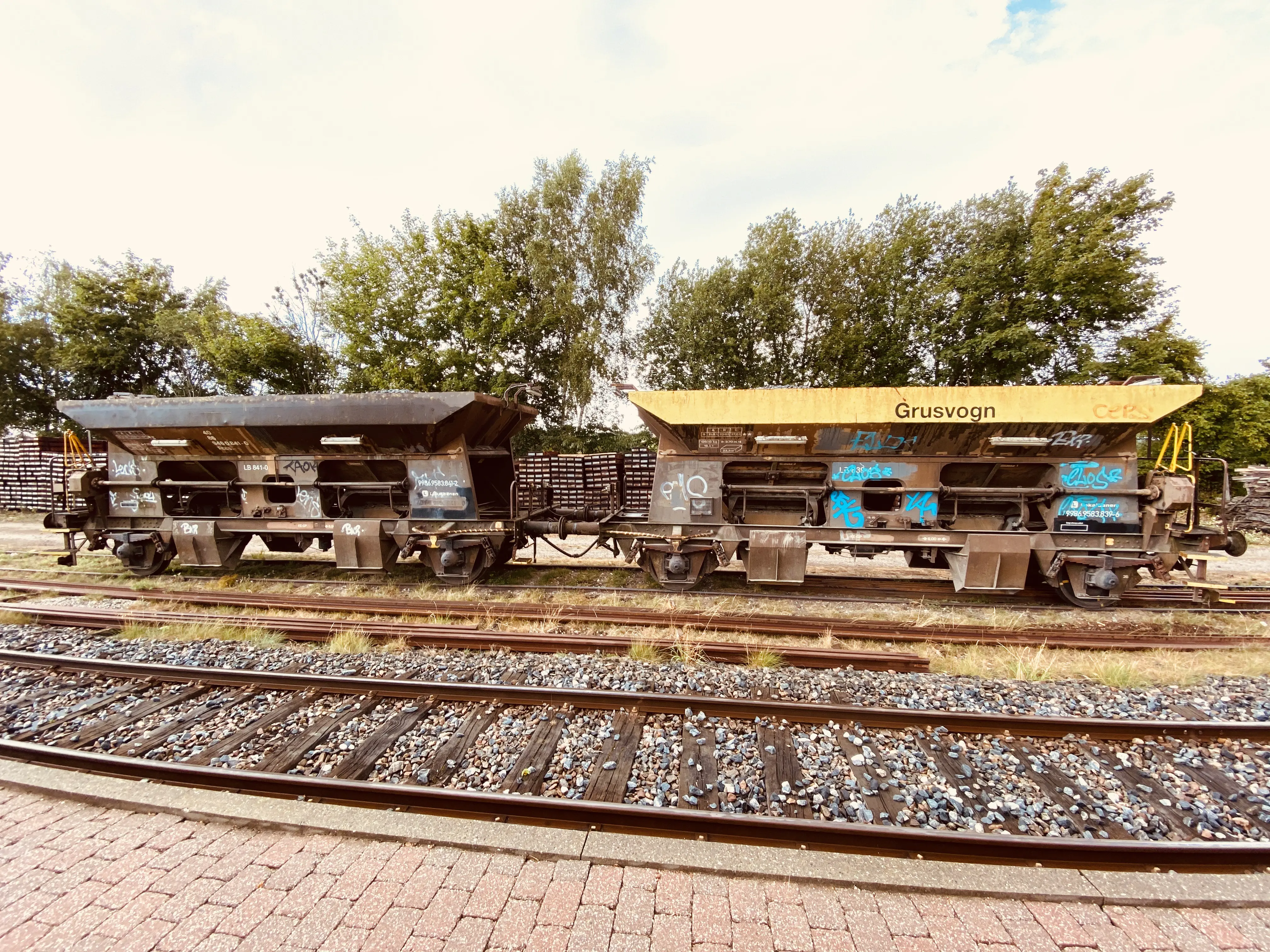 Billede af tog ud for Firhøj Station. Billede af tog ud for Firhøj Station.