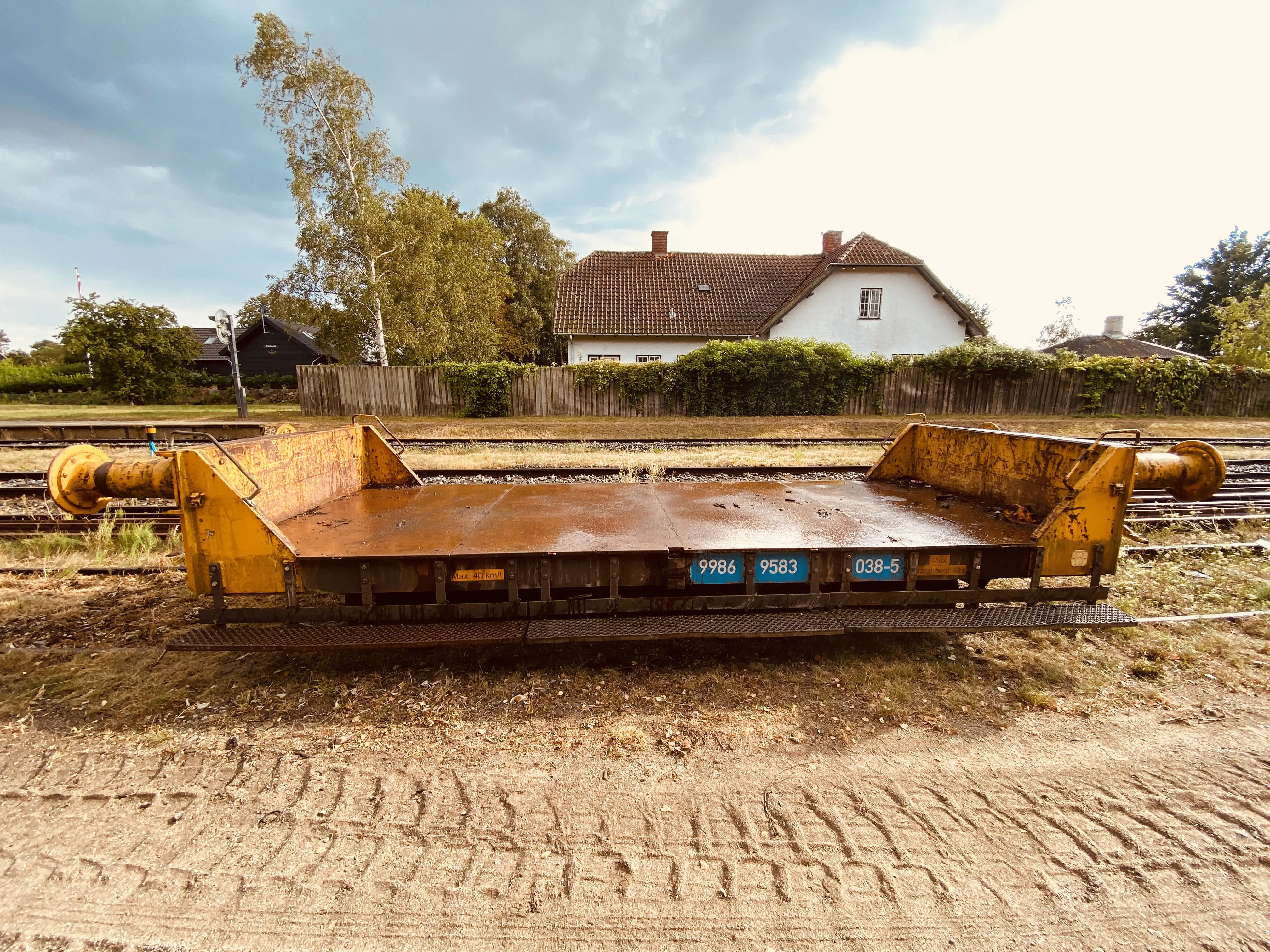 Billede af tog ud for Firhøj Station.