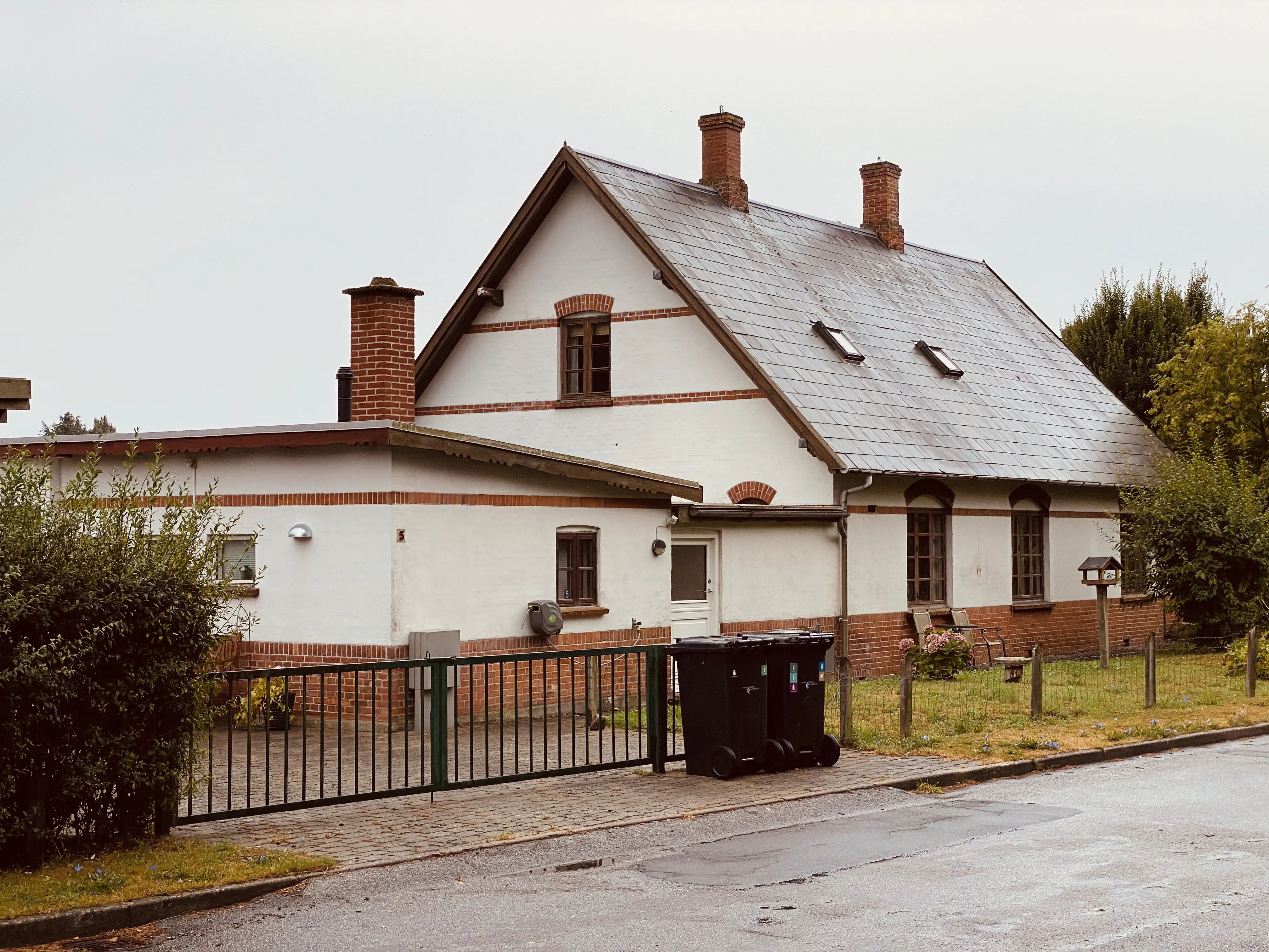 Billede af Nyråd Station set fra vejsiden.