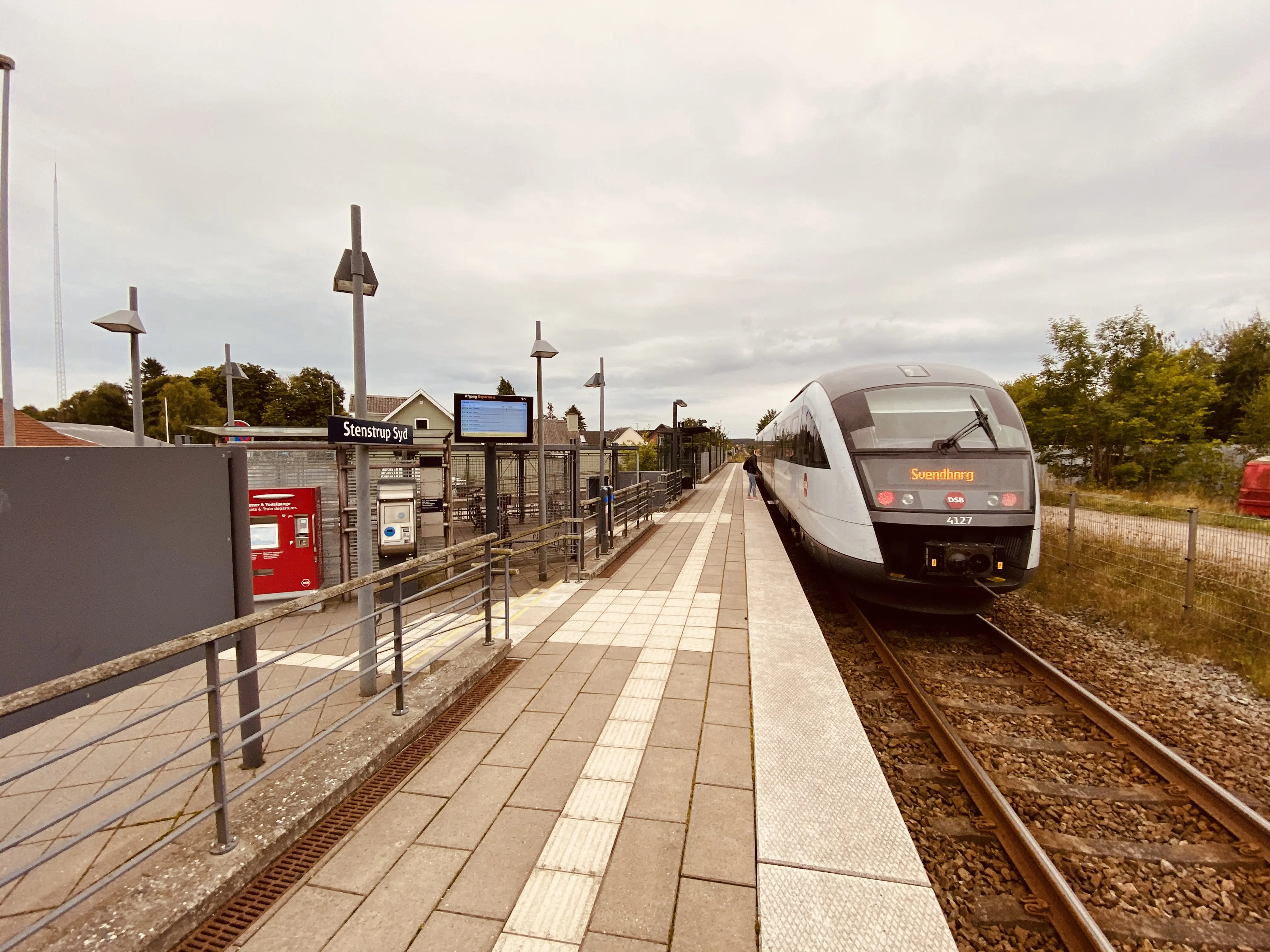 Billede af tog ud for Stenstrup Syd Trinbræt med Sidespor. Billede af tog ud for Stenstrup Syd Trinbræt med Sidespor.