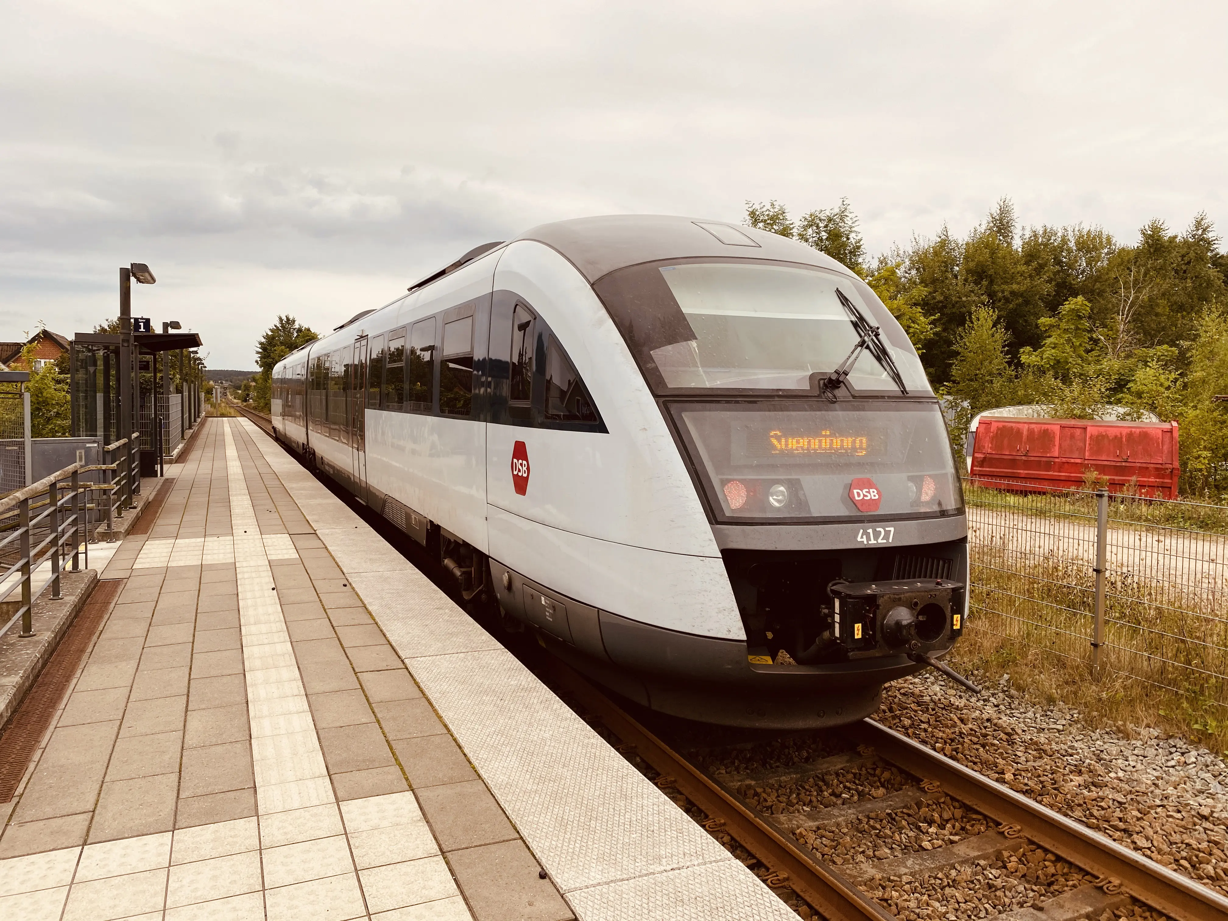 Billede af tog ud for Stenstrup Syd Trinbræt med Sidespor. Billede af tog ud for Stenstrup Syd Trinbræt med Sidespor.