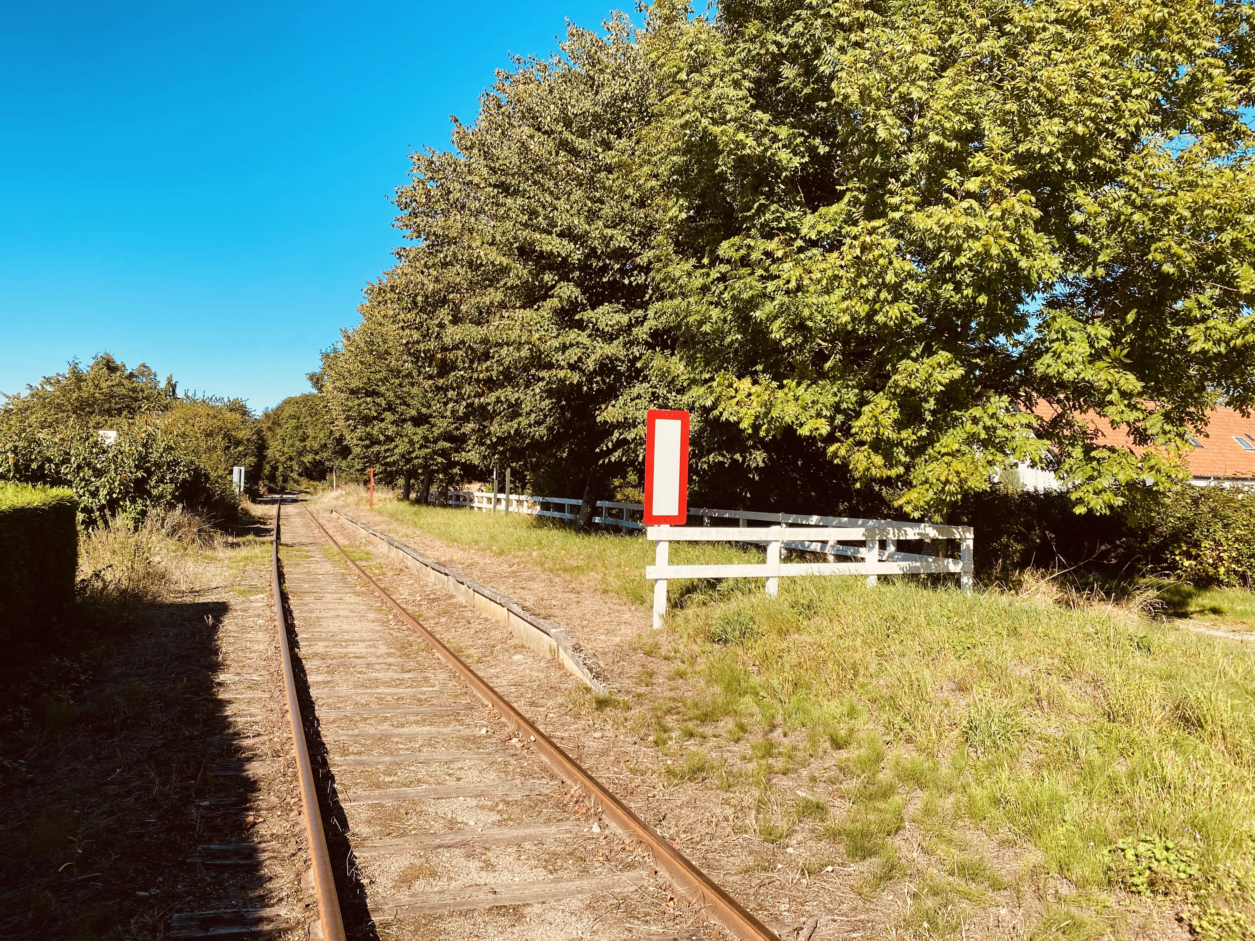 Billede af Katterød veterantrinbræt ved den tidligere Katterød Station.