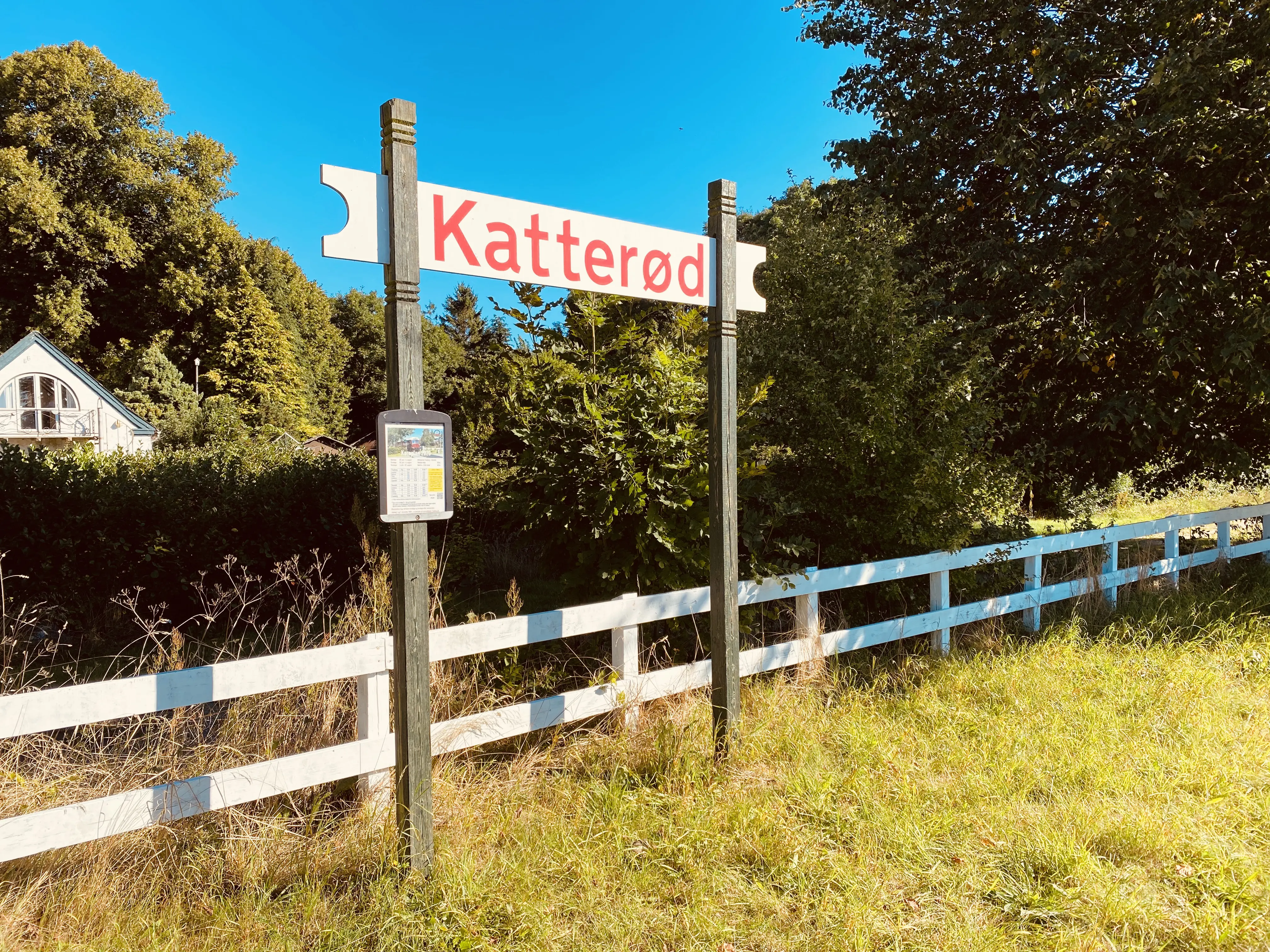 Billede af Katterød veterantrinbræt ved den tidligere Katterød Station. Billede af Katterød veterantrinbræt ved den tidligere Katterød Station.