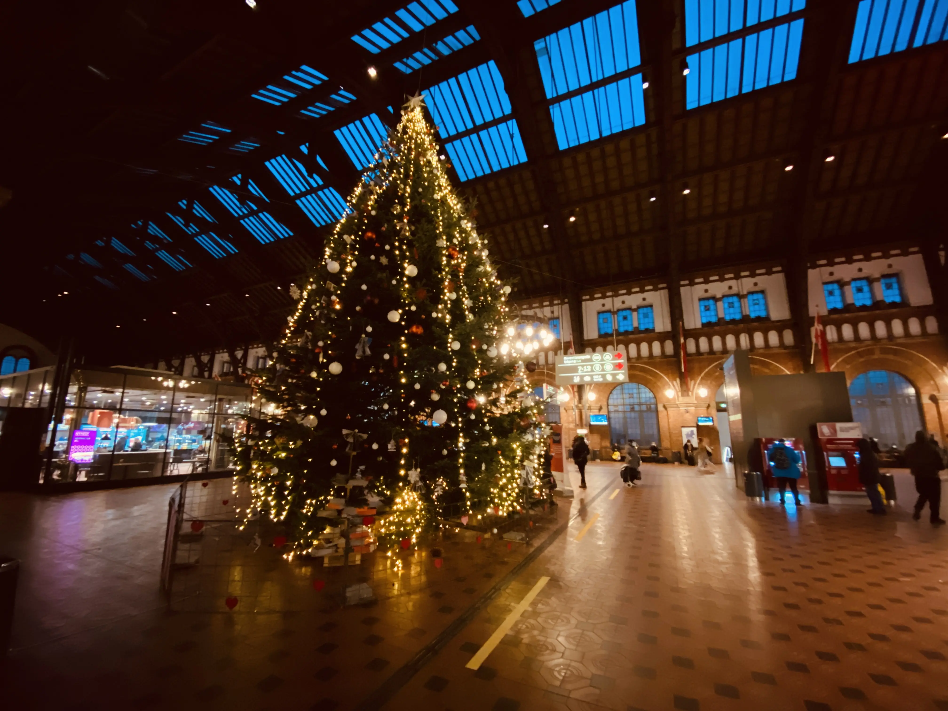 Billede af København Hovedbanegård med juletræ. Billede af København Hovedbanegård med juletræ.