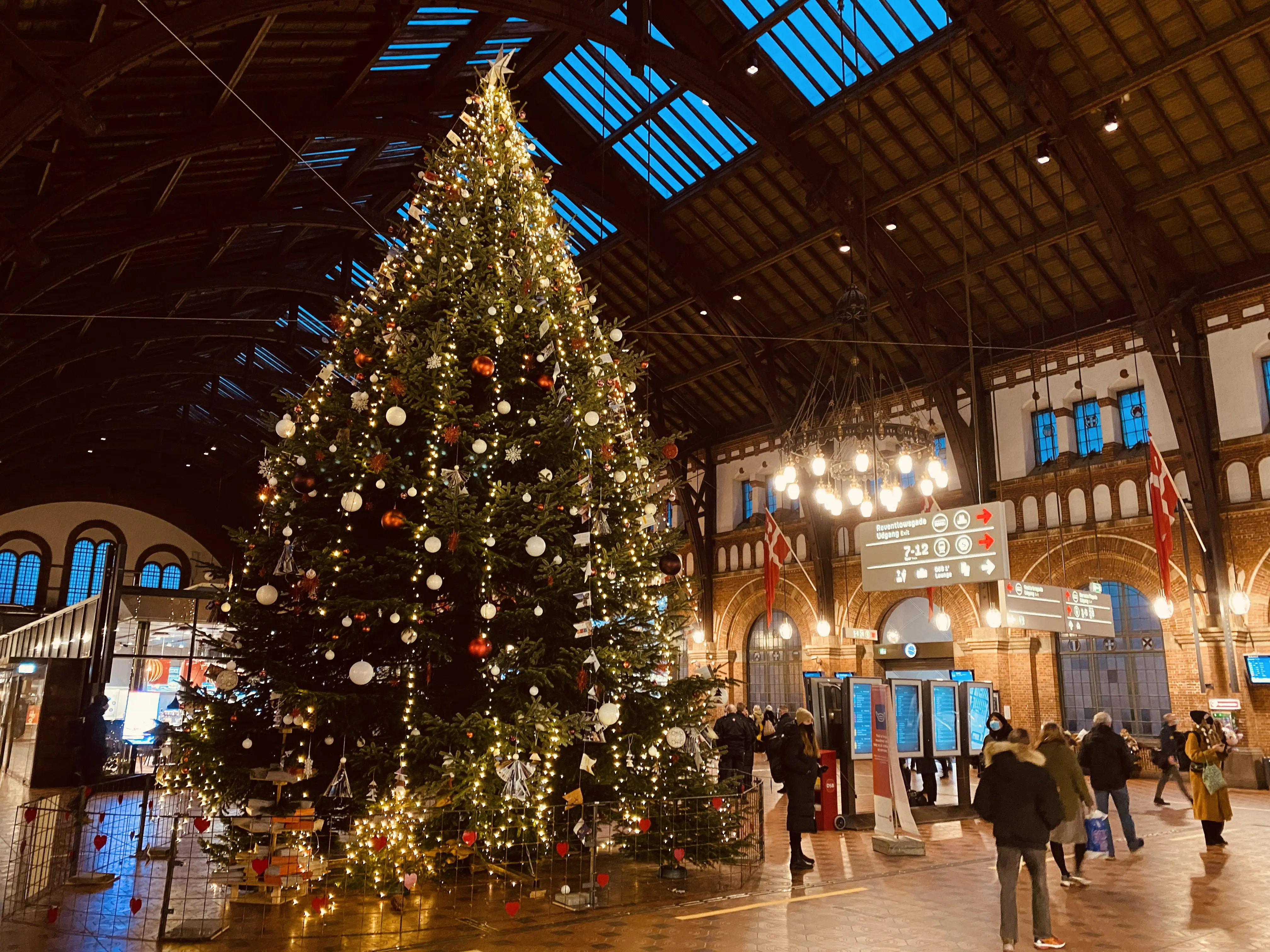 Billede af København Hovedbanegård med juletræ. Billede af København Hovedbanegård med juletræ.