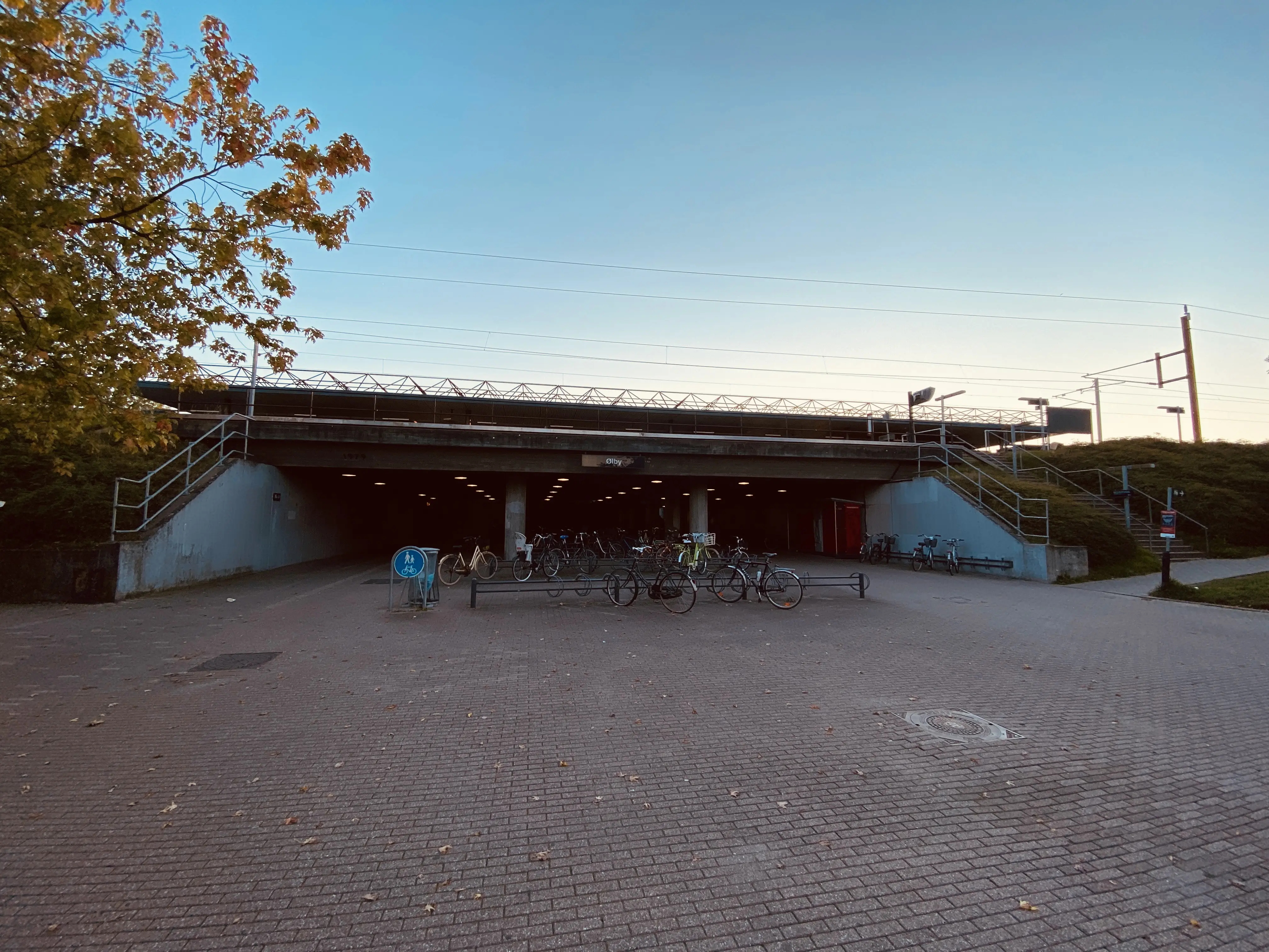 Billede af Ølby S-togstrinbræt. Billede af Ølby S-togstrinbræt.