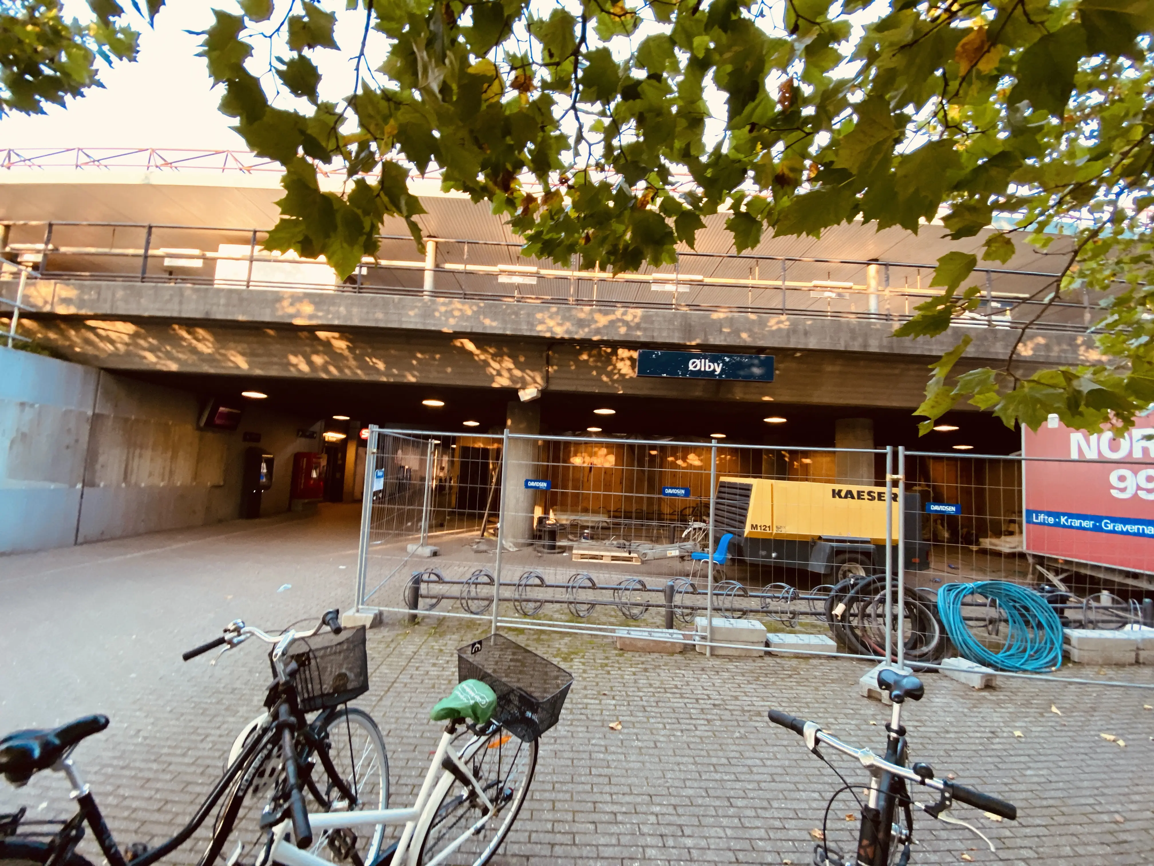 Billede af Ølby S-togstrinbræt. Billede af Ølby S-togstrinbræt.