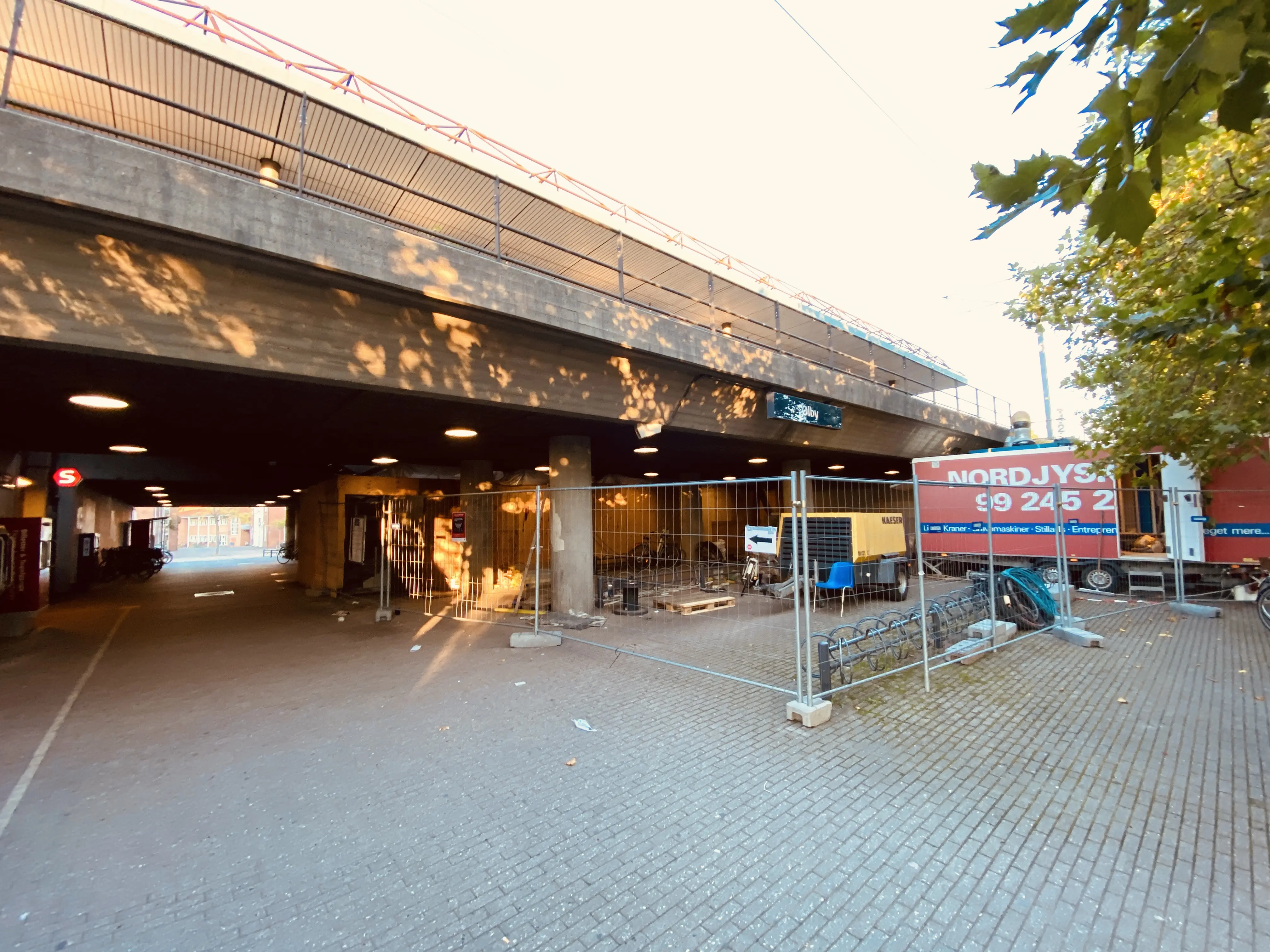 Billede af Ølby S-togstrinbræt. Billede af Ølby S-togstrinbræt.