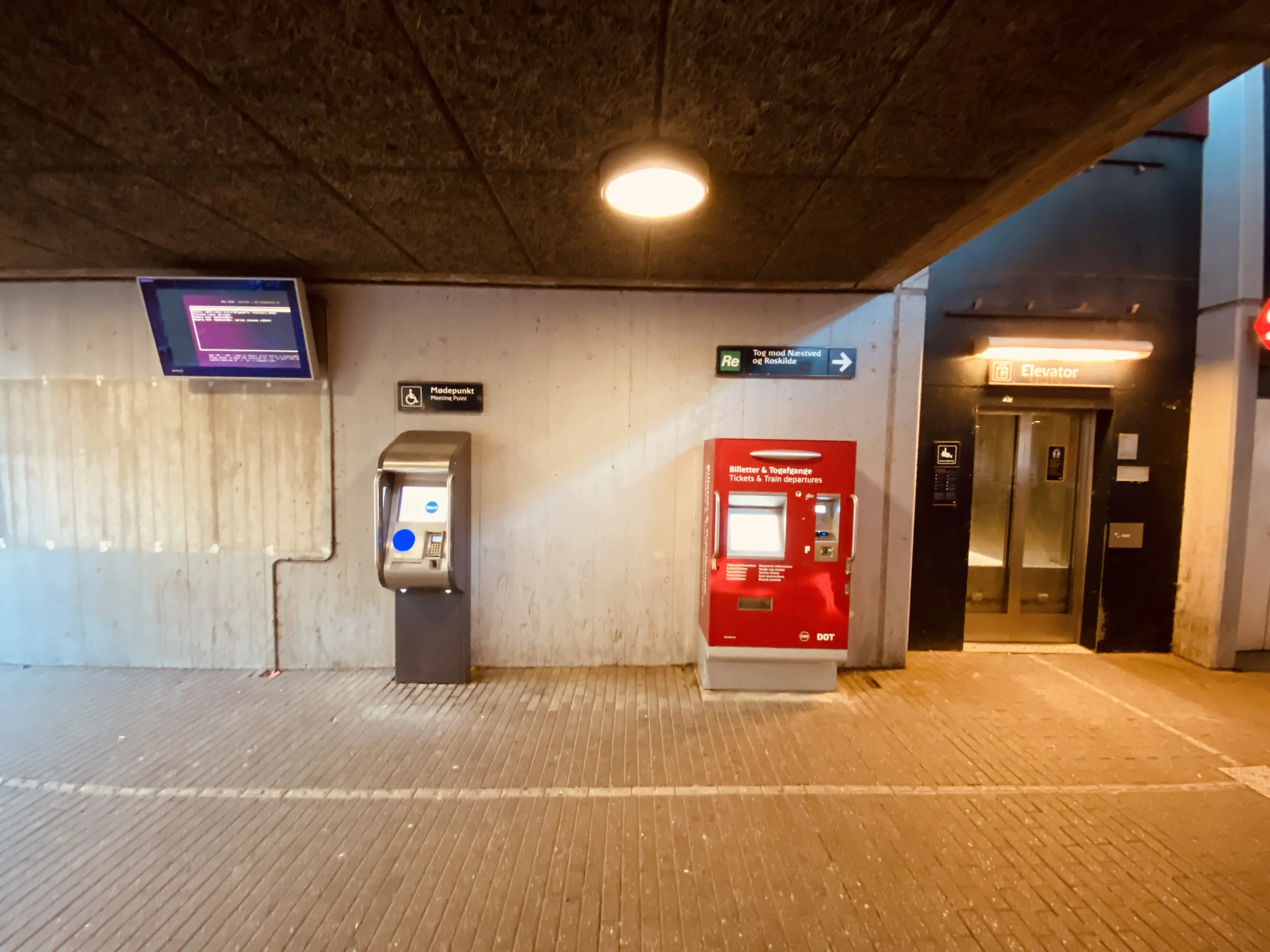Billede af Ølby S-togstrinbræt. Billede af Ølby S-togstrinbræt.