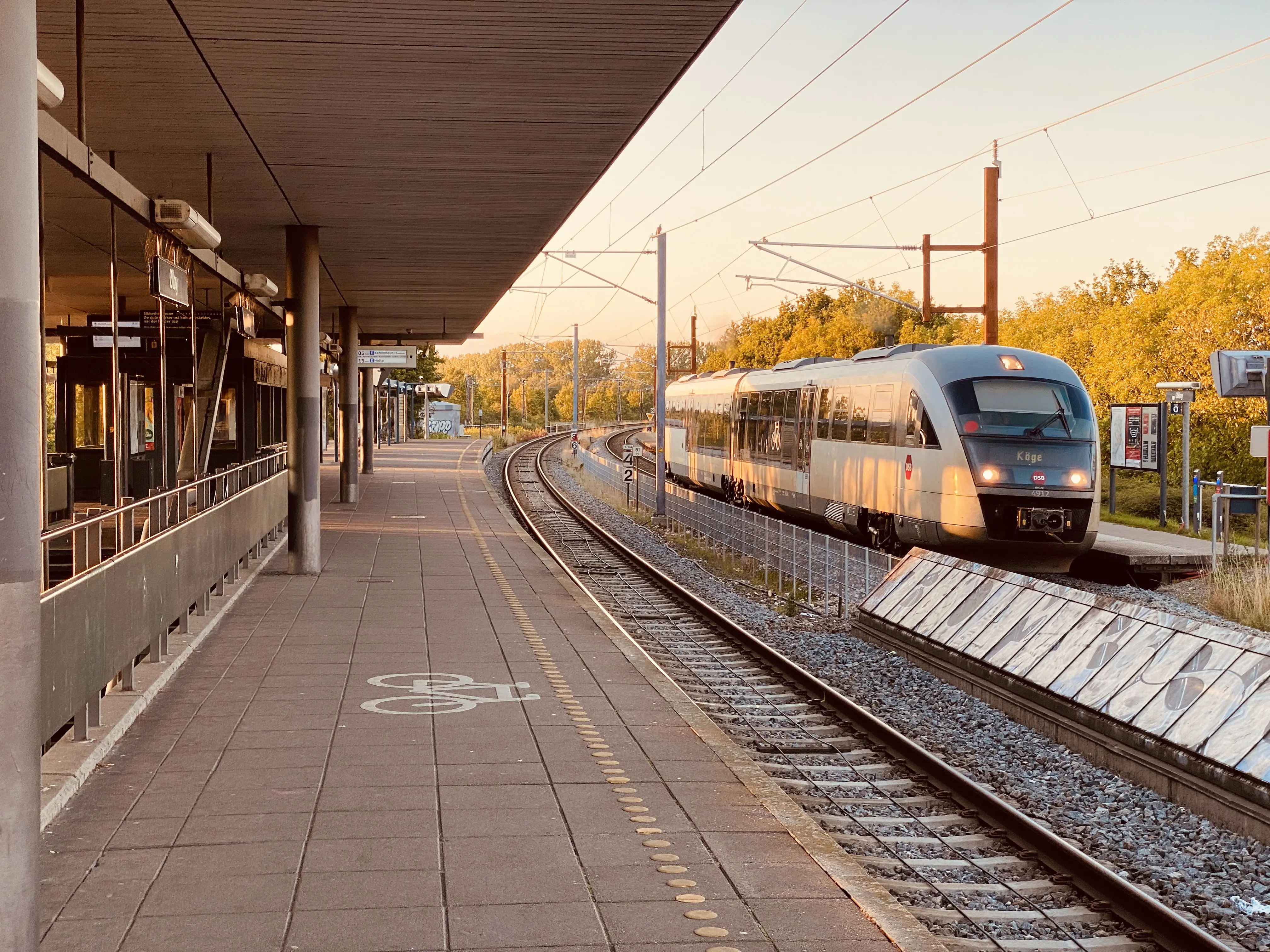 Billede af DSB MQ 4112-4912 fotograferet ud for Ølby S-togstrinbræt. Billede af DSB MQ 4112-4912 fotograferet ud for Ølby S-togstrinbræt.