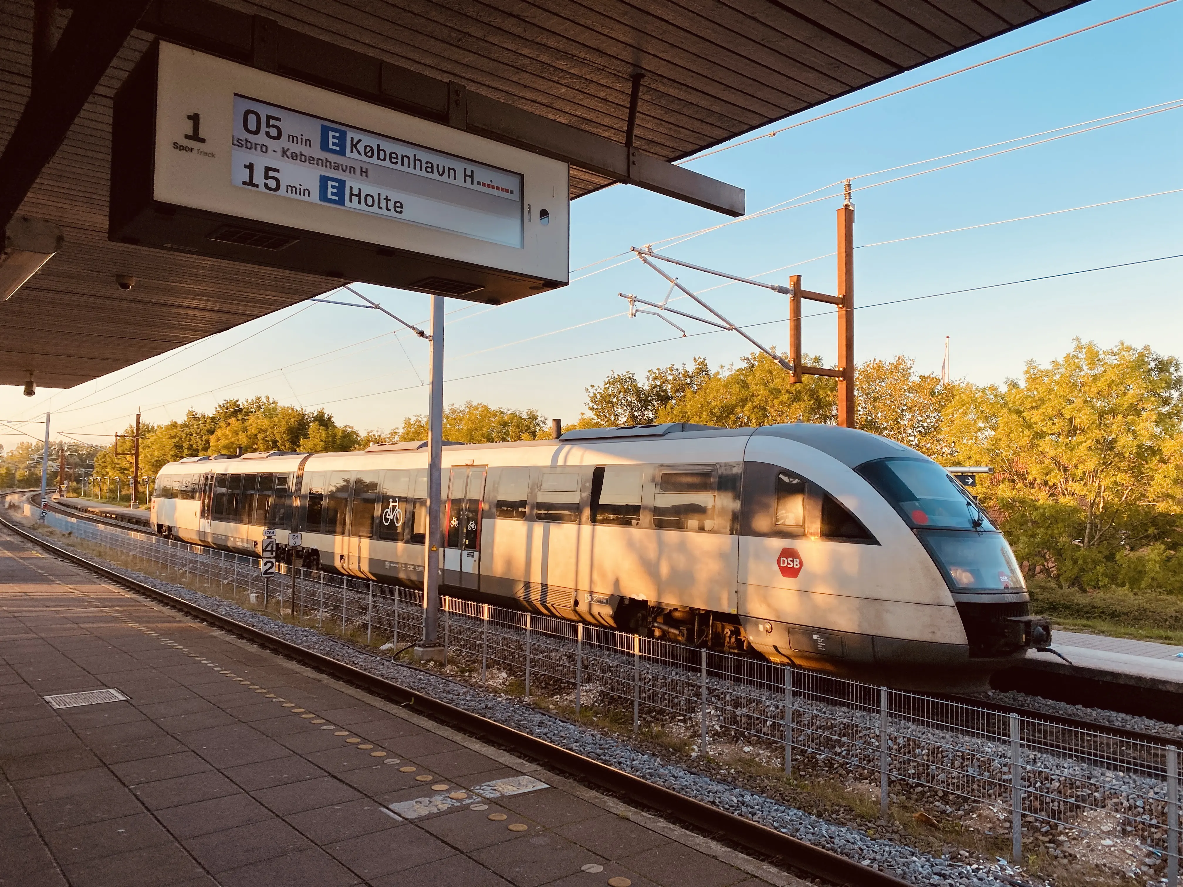 Billede af DSB MQ 4112-4912 fotograferet ud for Ølby S-togstrinbræt. Billede af DSB MQ 4112-4912 fotograferet ud for Ølby S-togstrinbræt.
