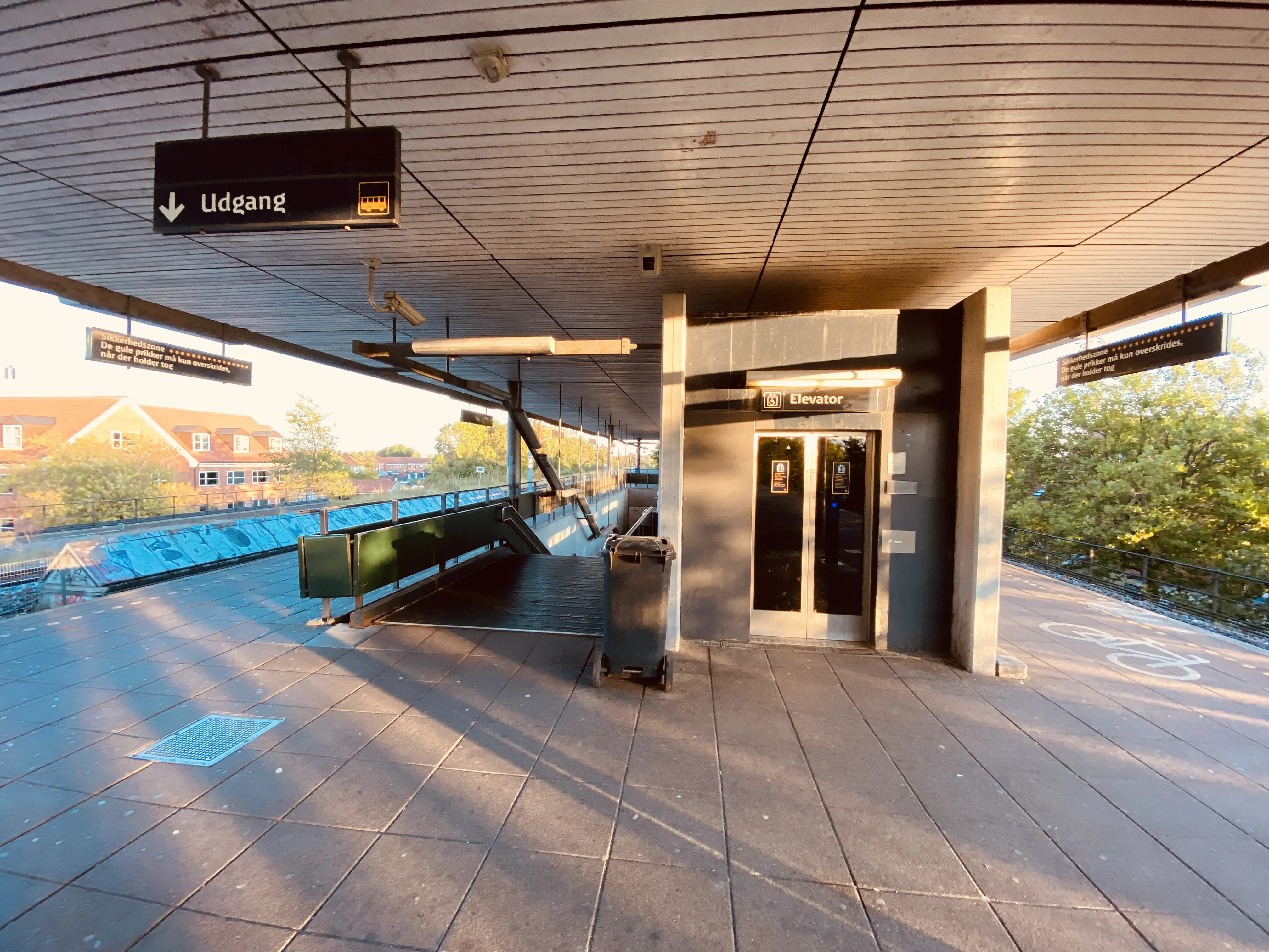 Billede af Ølby S-togstrinbræt. Billede af Ølby S-togstrinbræt.