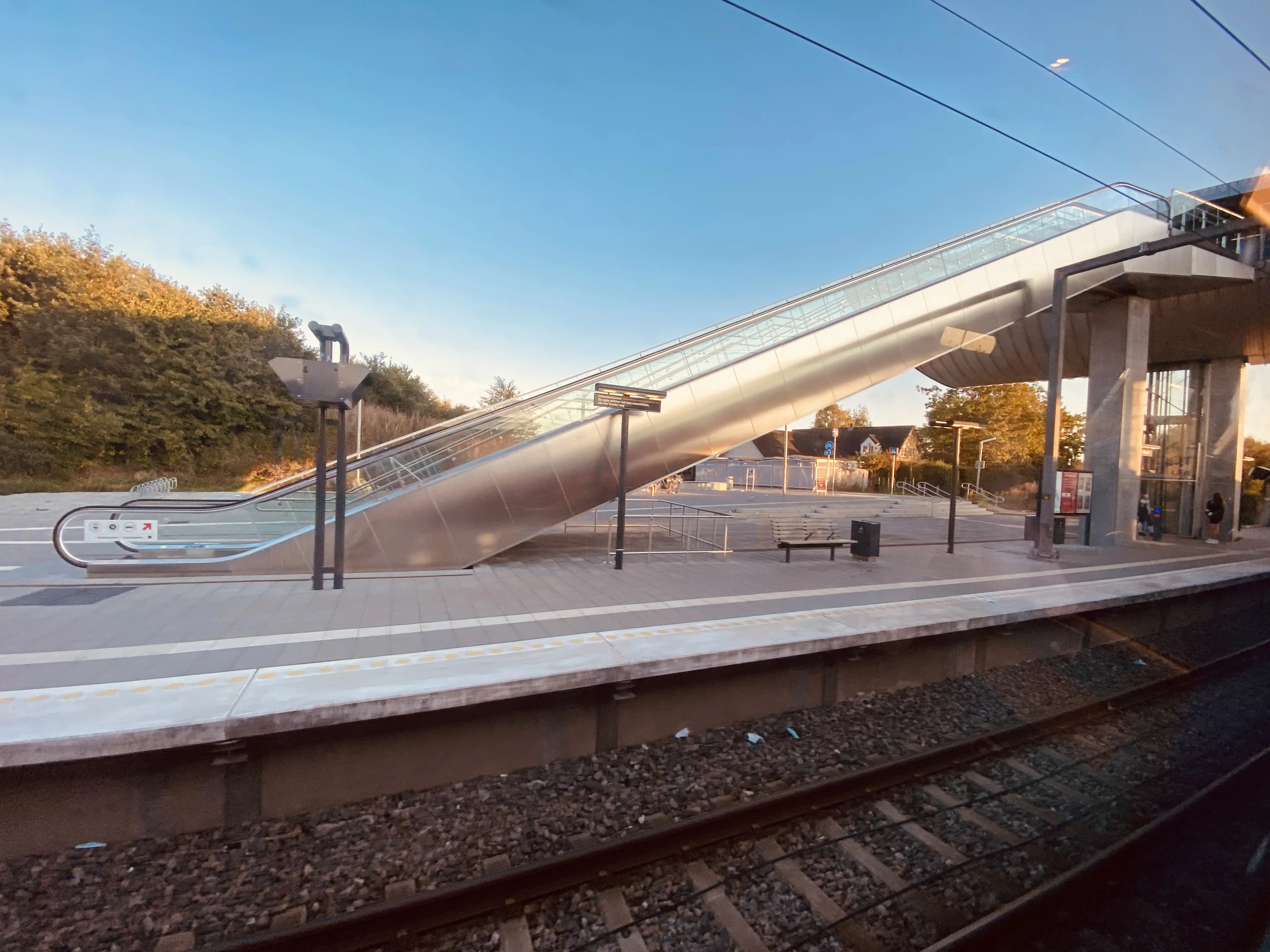 Billede af Køge Nord S-togstrinbræt. Billede af Køge Nord S-togstrinbræt.