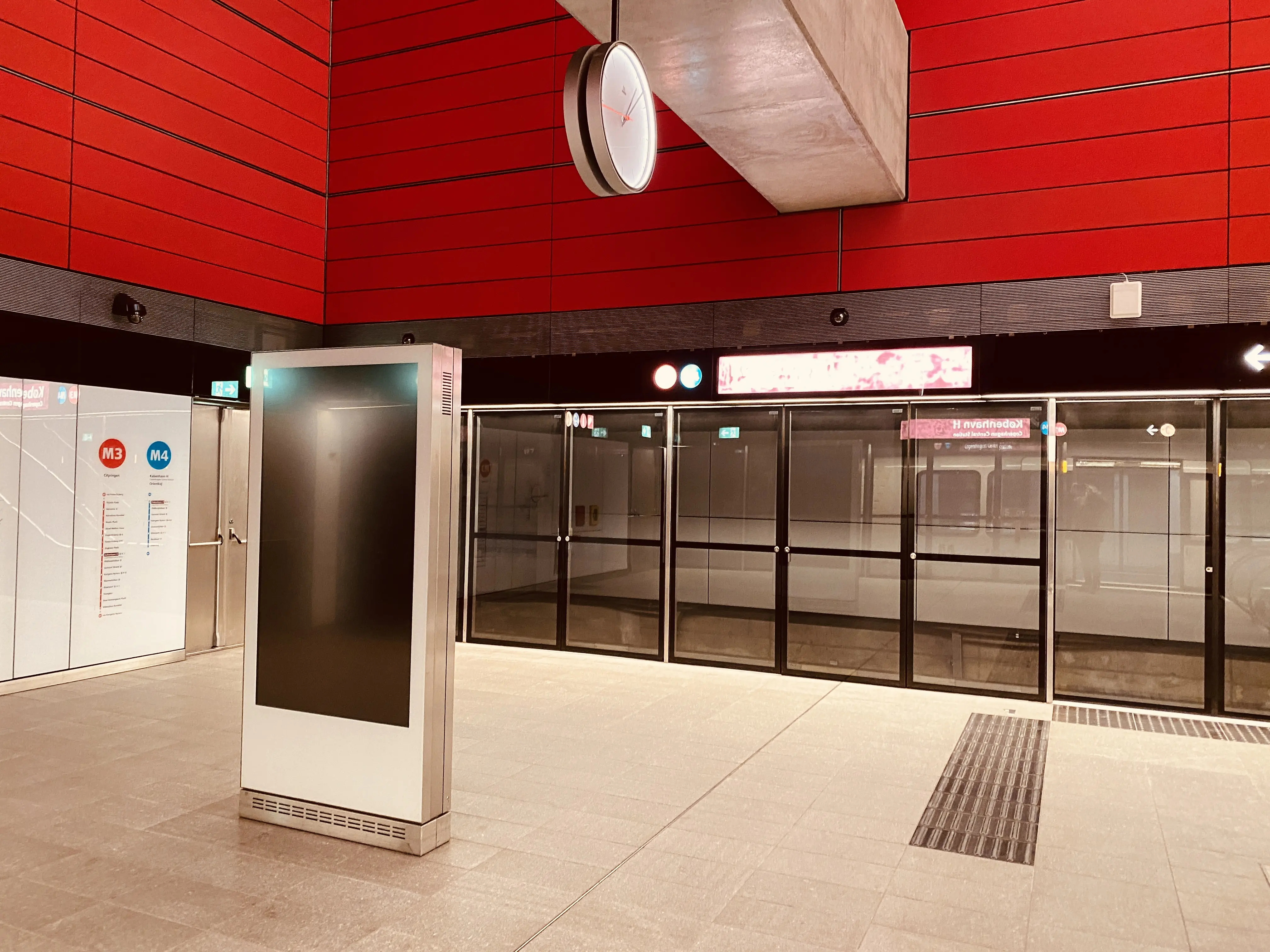 Billede af København H Metrostation, som har en varm og dyb rød farve, der signalerer trafik, transport og transit.