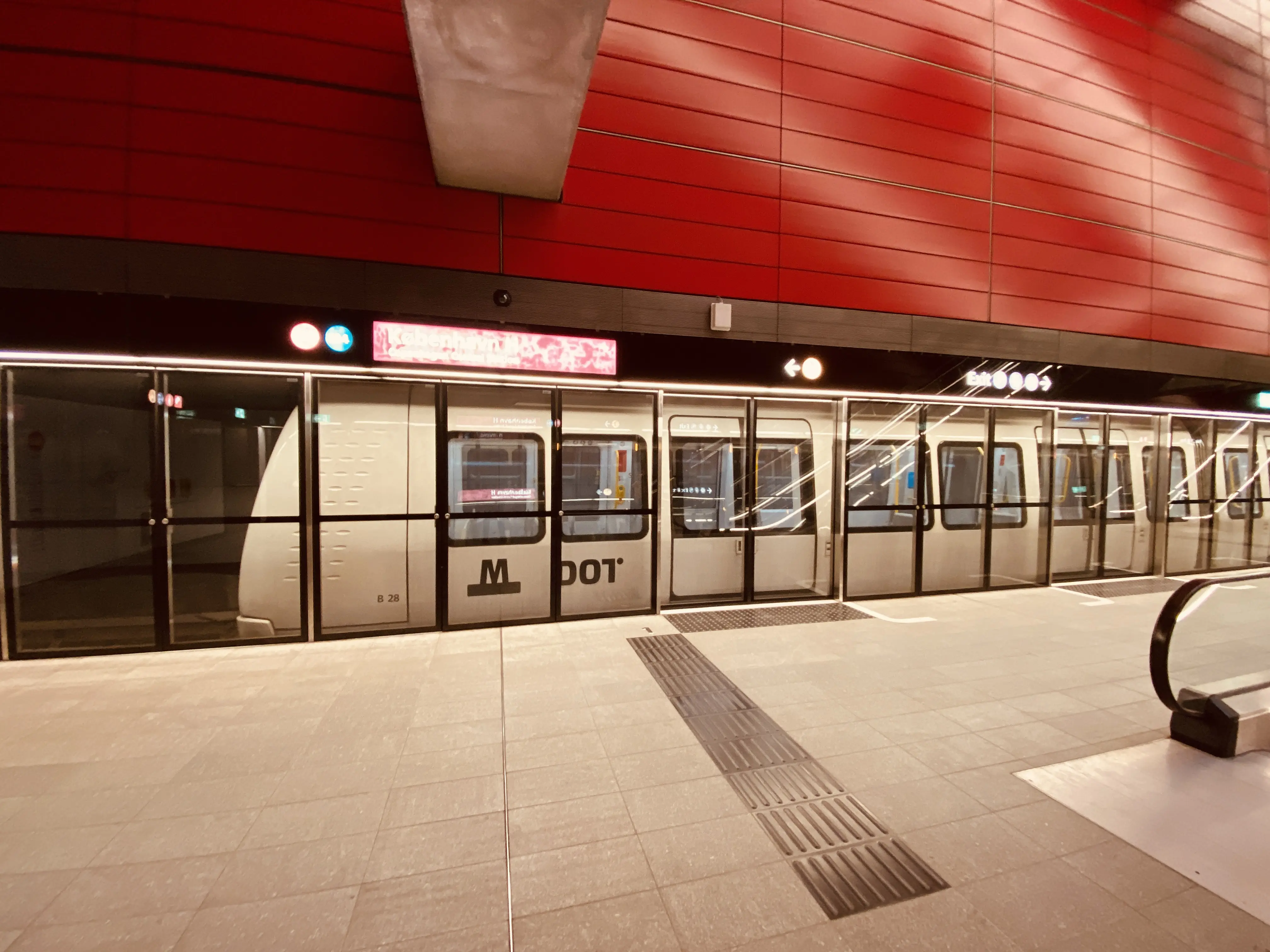 Billede af København H Metrostation, som har en varm og dyb rød farve, der signalerer trafik, transport og transit.