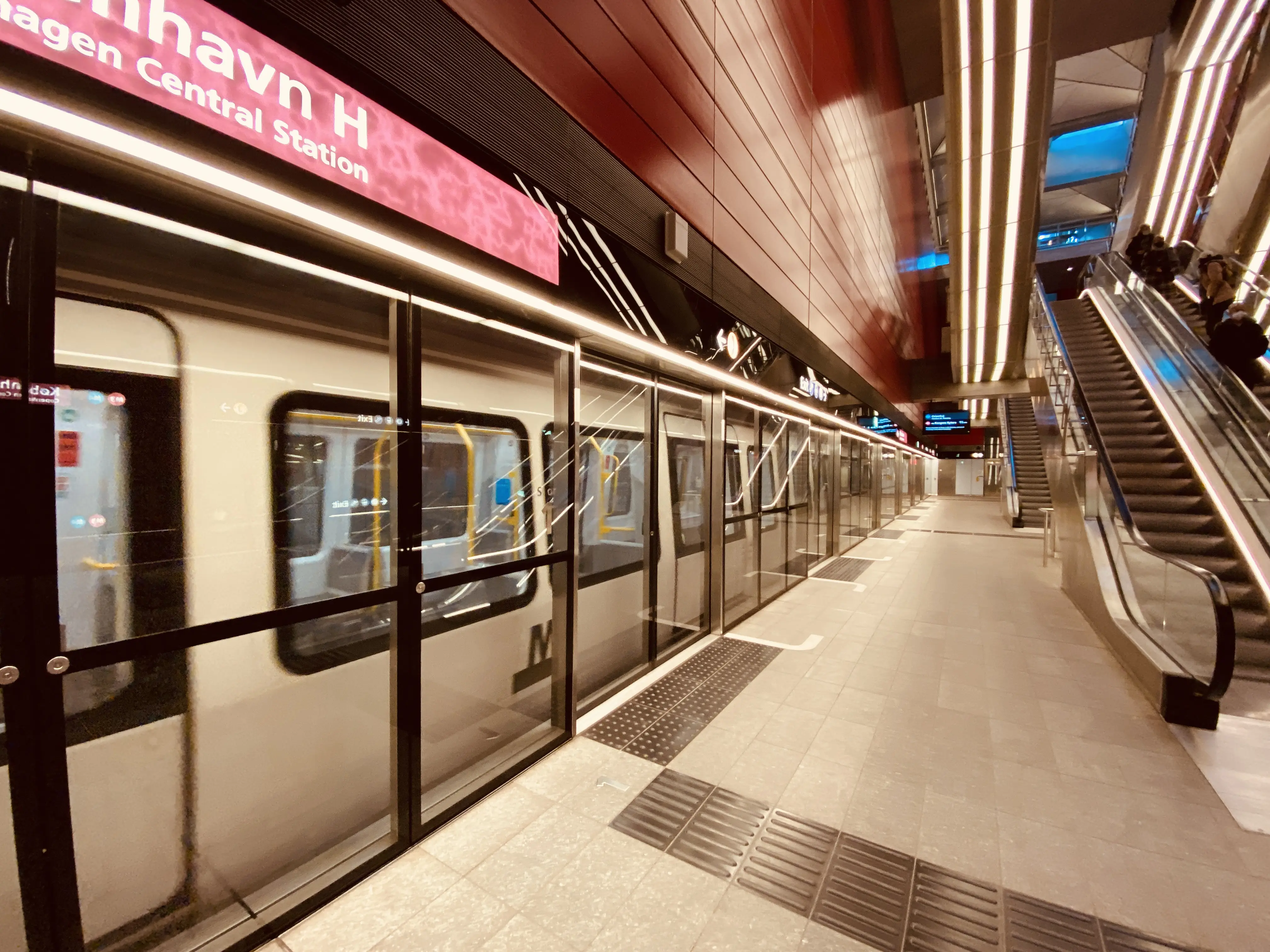 Billede af København H Metrostation, som har en varm og dyb rød farve, der signalerer trafik, transport og transit.