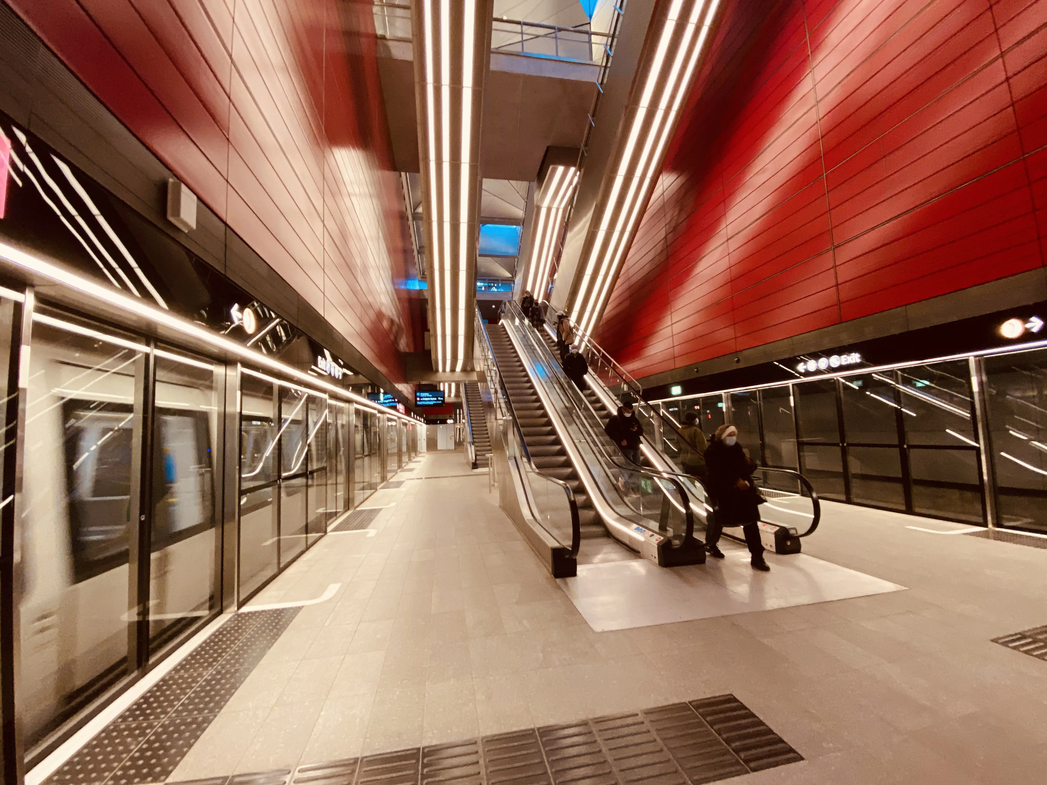 Billede af København H Metrostation, som har en varm og dyb rød farve, der signalerer trafik, transport og transit.