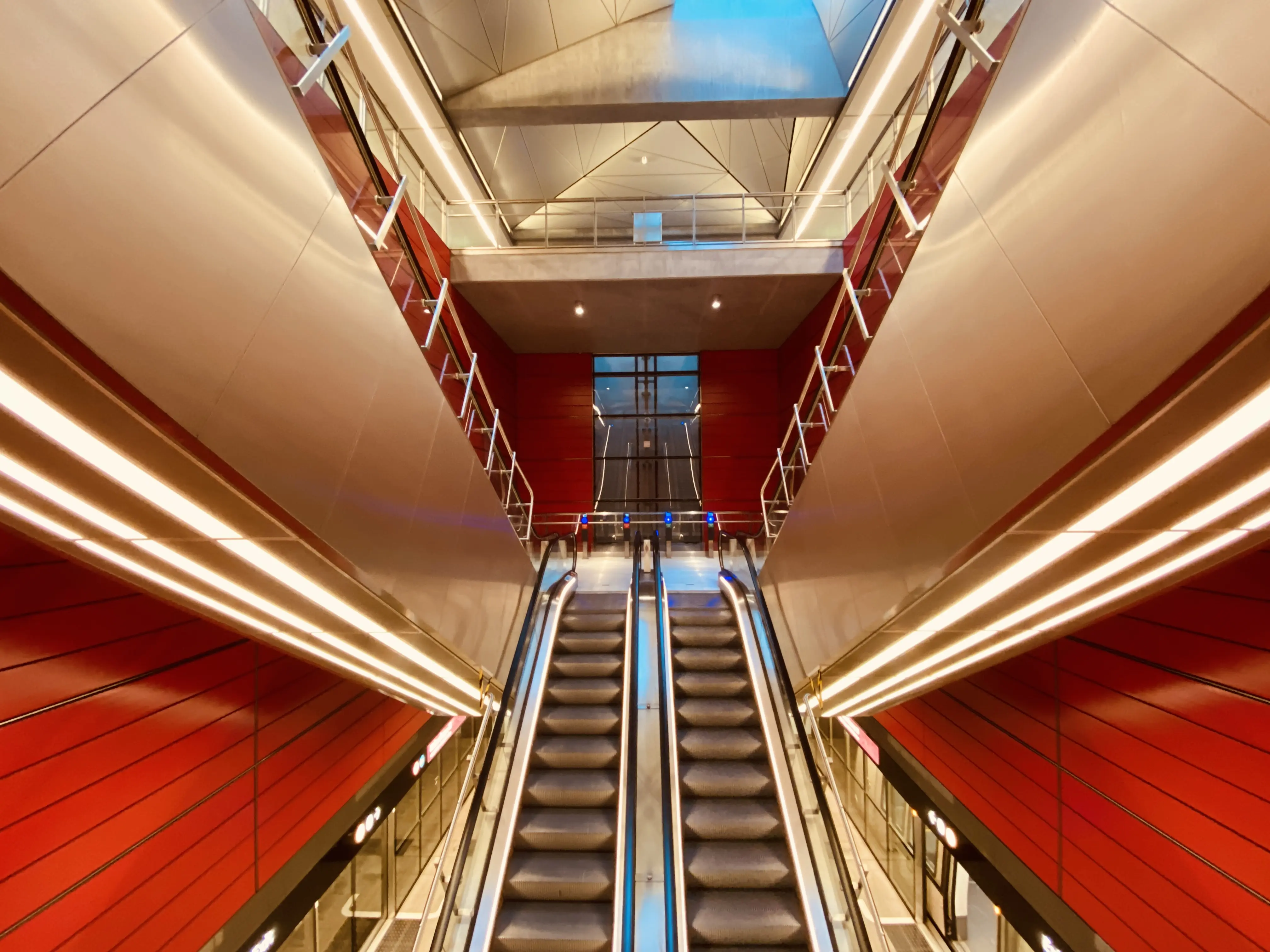 Billede af København H Metrostation, som har en varm og dyb rød farve, der signalerer trafik, transport og transit.