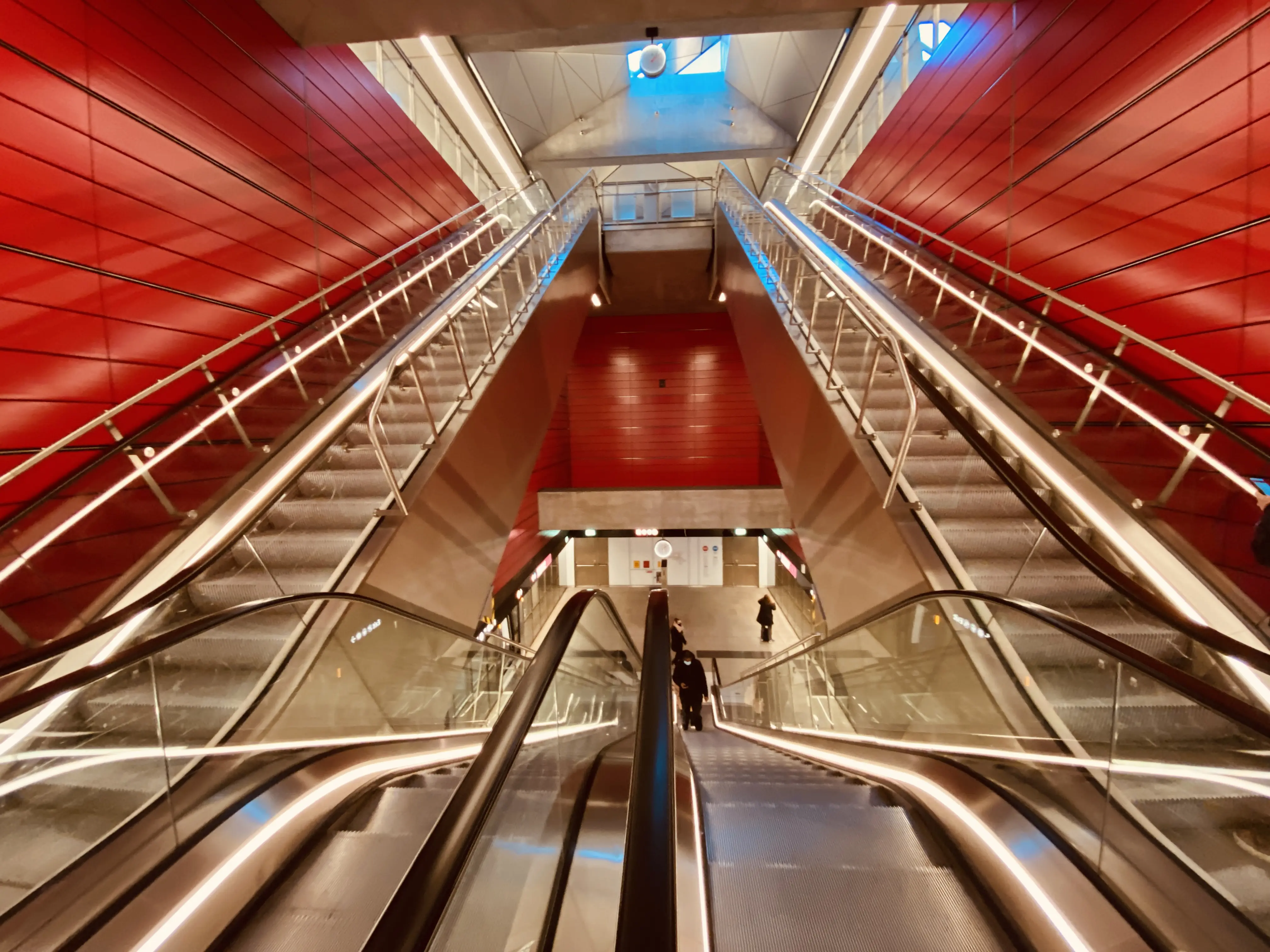 Billede af København H Metrostation, som har en varm og dyb rød farve, der signalerer trafik, transport og transit.