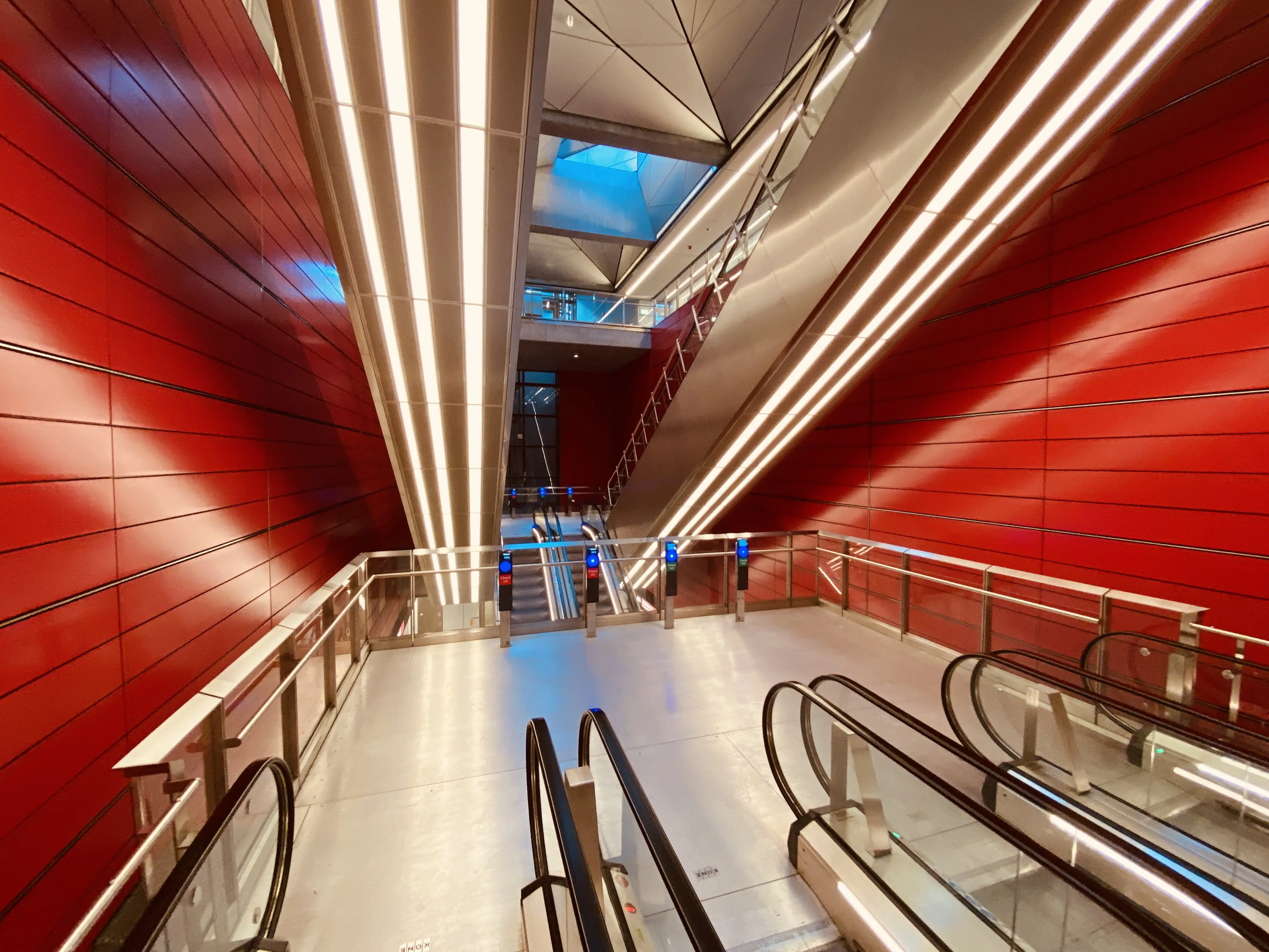 Billede af København H Metrostation, som har en varm og dyb rød farve, der signalerer trafik, transport og transit.