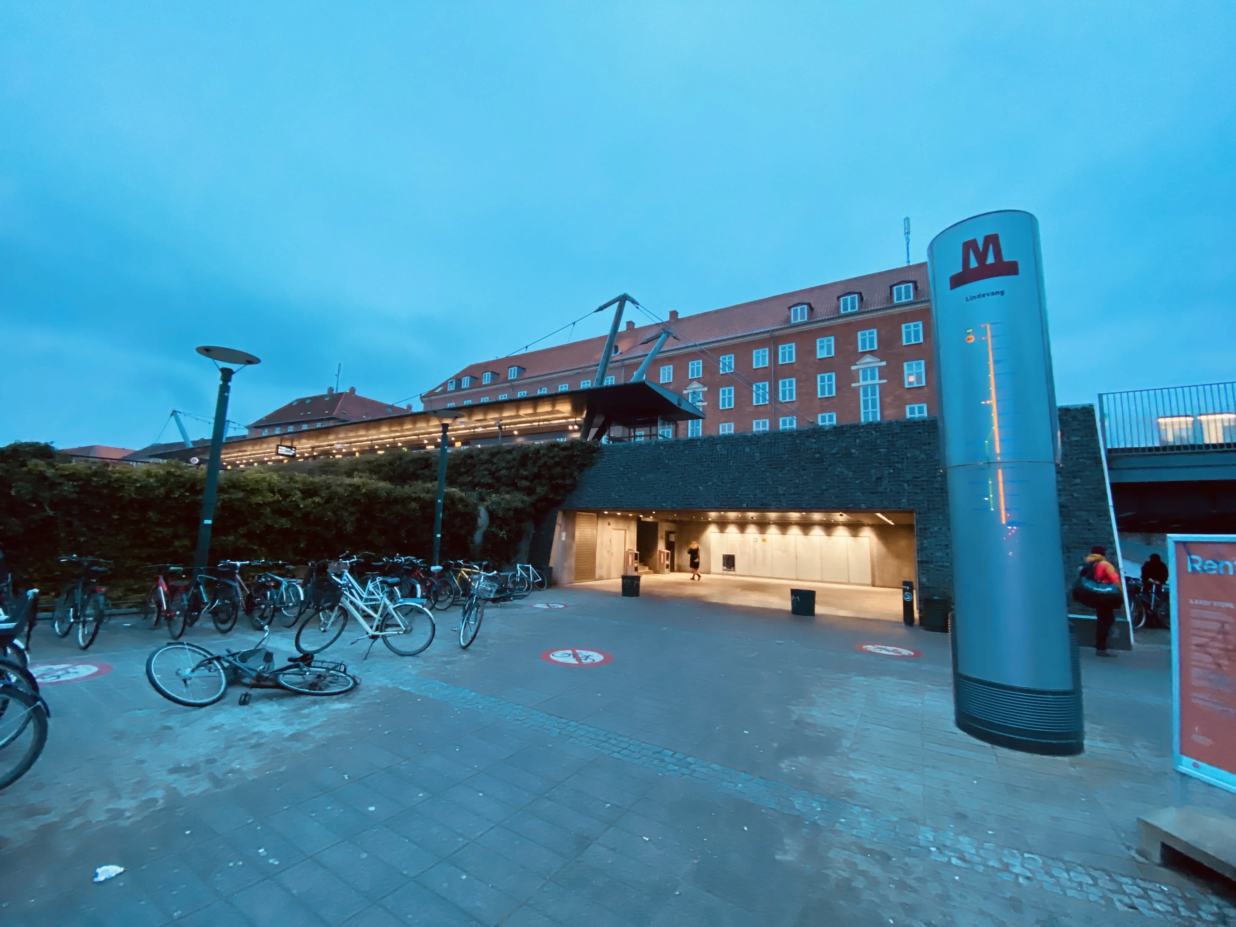 Billede af Lindevang S-togstrinbræt er nedlagt og blevet til Lindevang Metrostation. Billede af Lindevang S-togstrinbræt er nedlagt og blevet til Lindevang Metrostation.