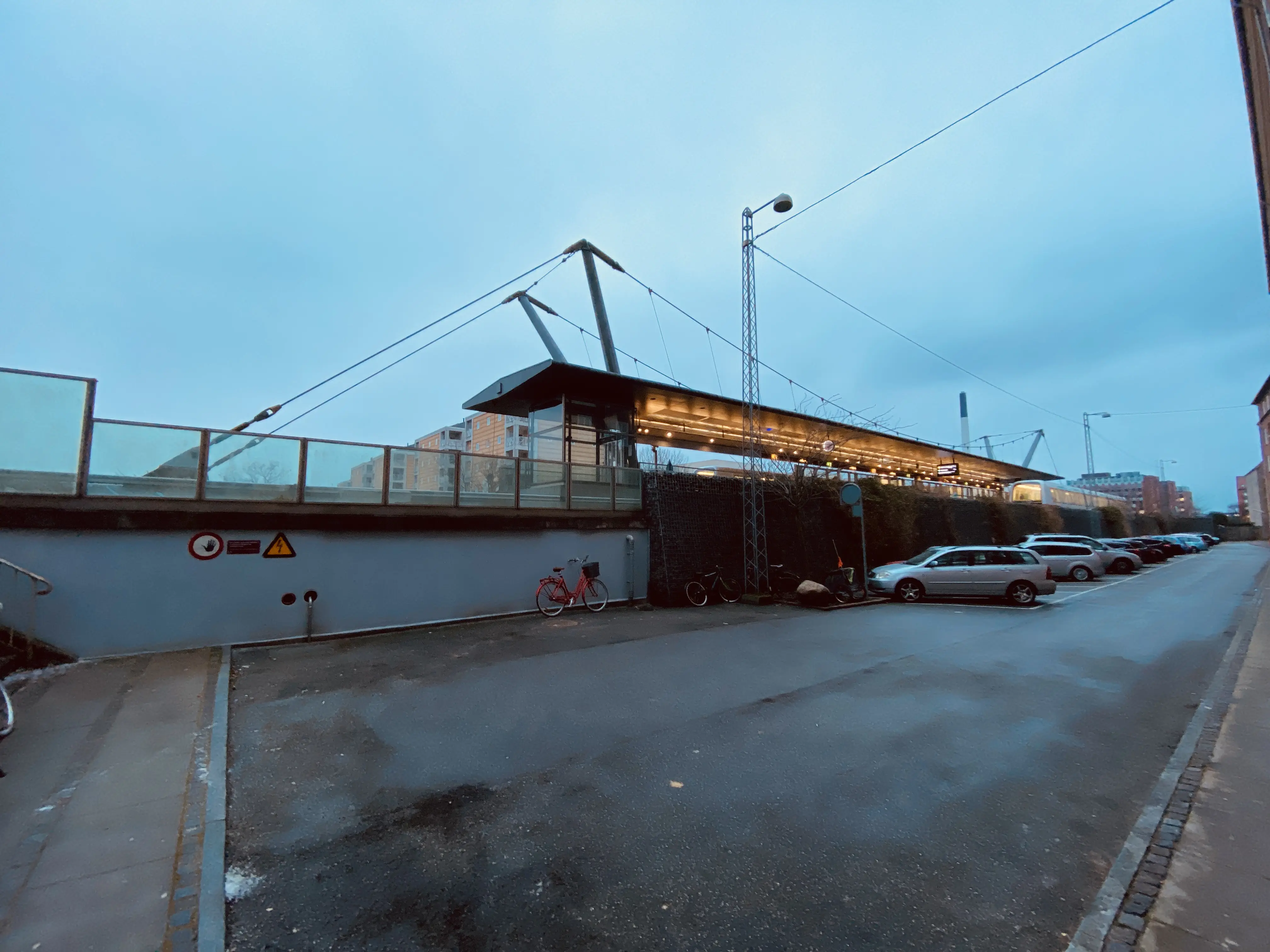 Billede af Lindevang S-togstrinbræt, som er nedlagt og blevet til Lindevang Metrostation. Billede af Lindevang S-togstrinbræt, som er nedlagt og blevet til Lindevang Metrostation.