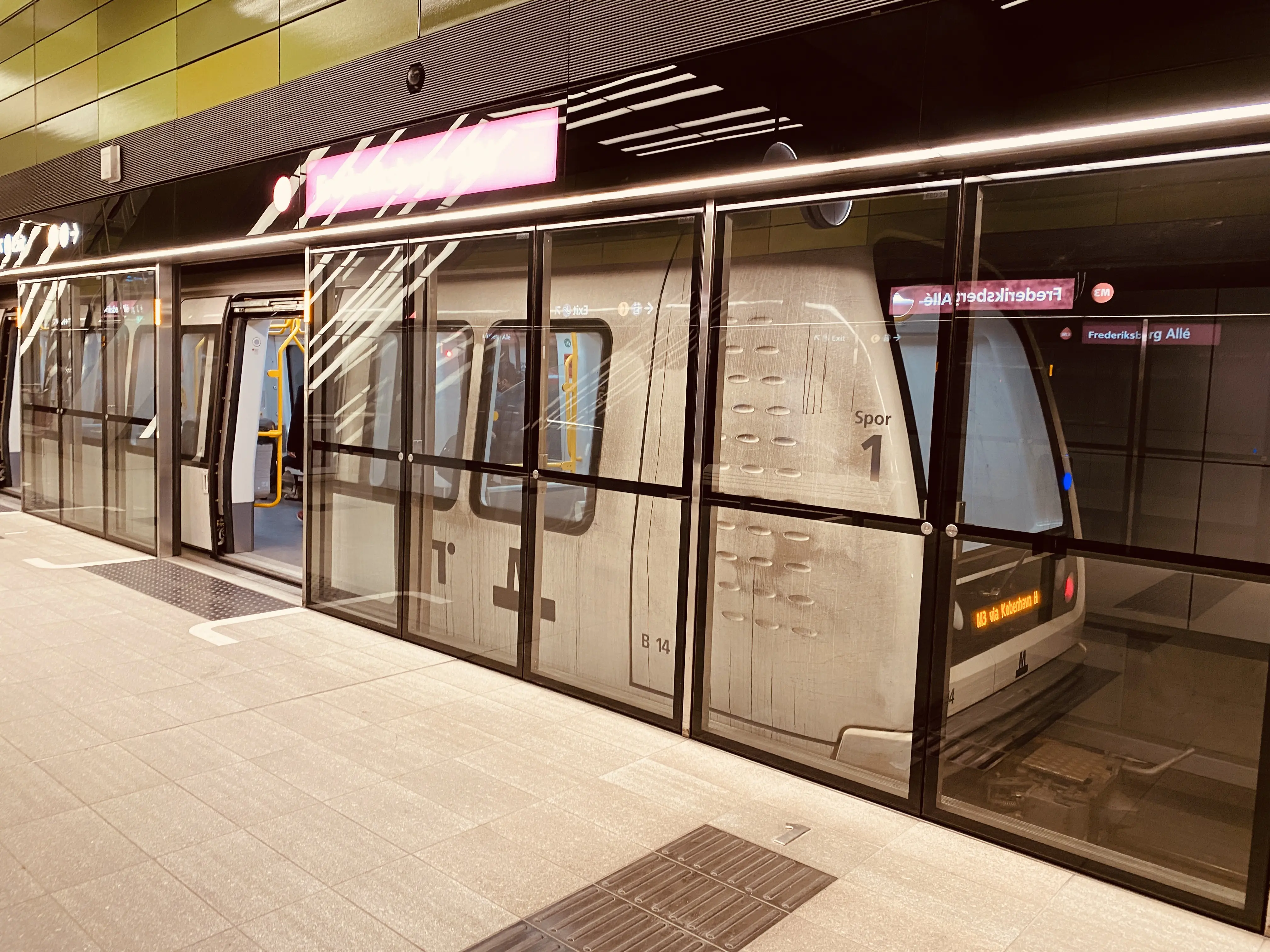 Billede af Frederiksberg Allé Metrostation. Billede af Frederiksberg Allé Metrostation.