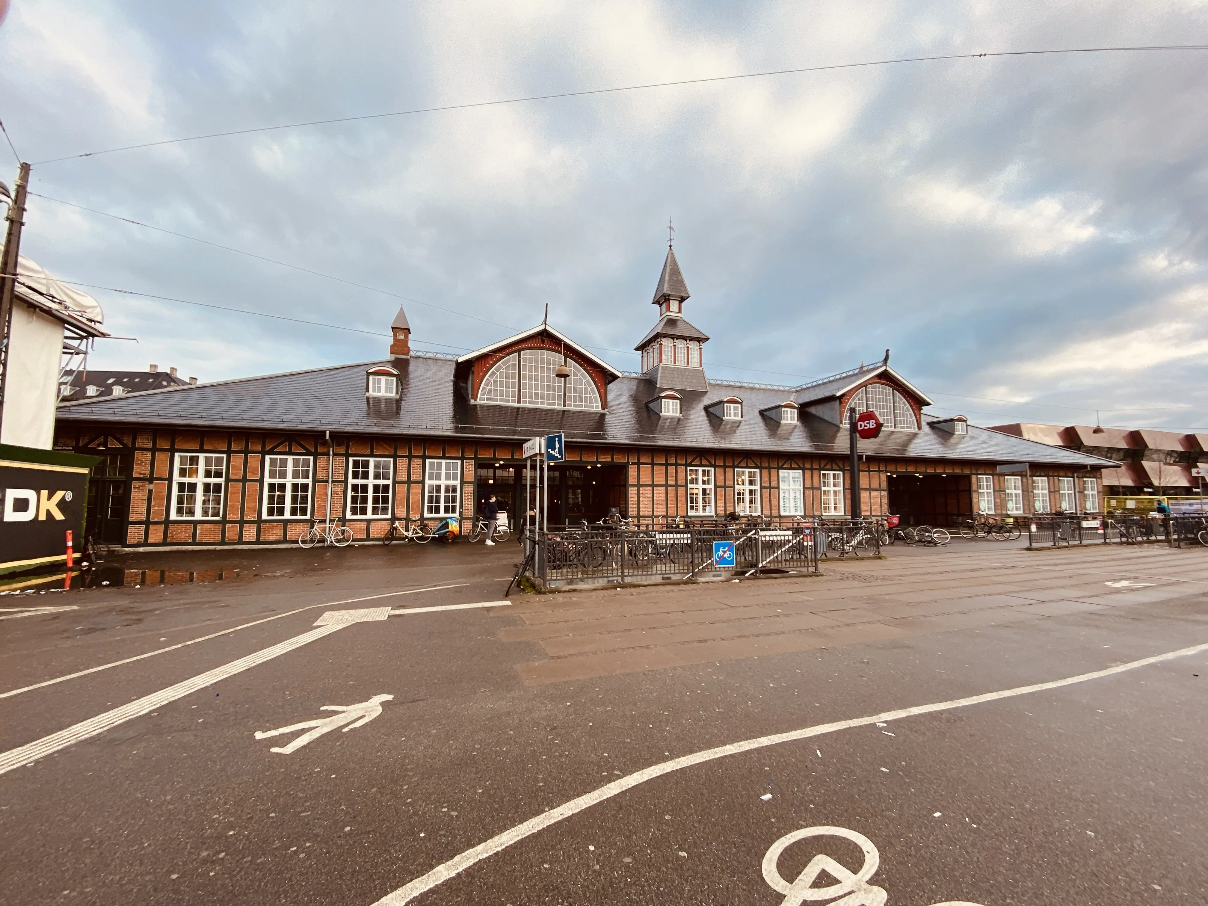 Billede af Østerport Station set fra vejsiden. Billede af Østerport Station set fra vejsiden.