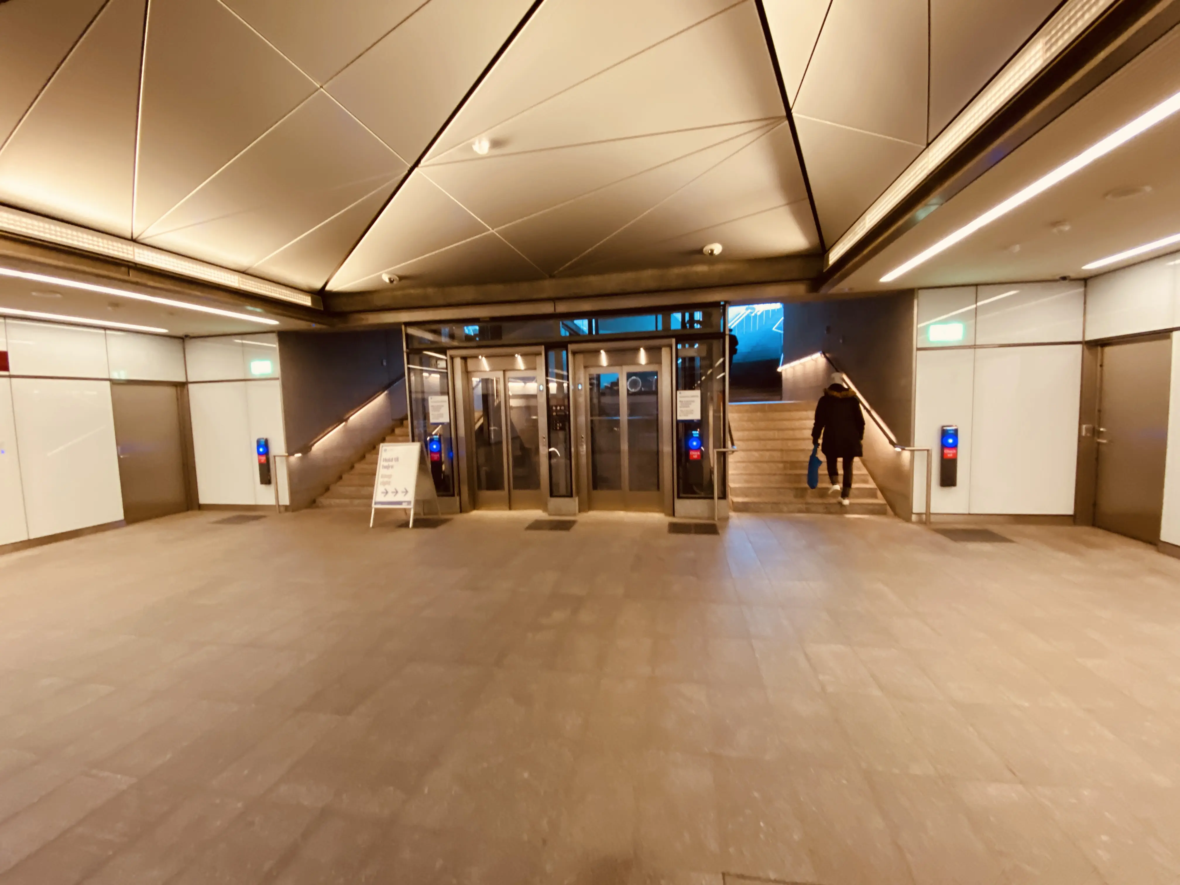 Billede af Poul Henningsens Plads Metrostation.