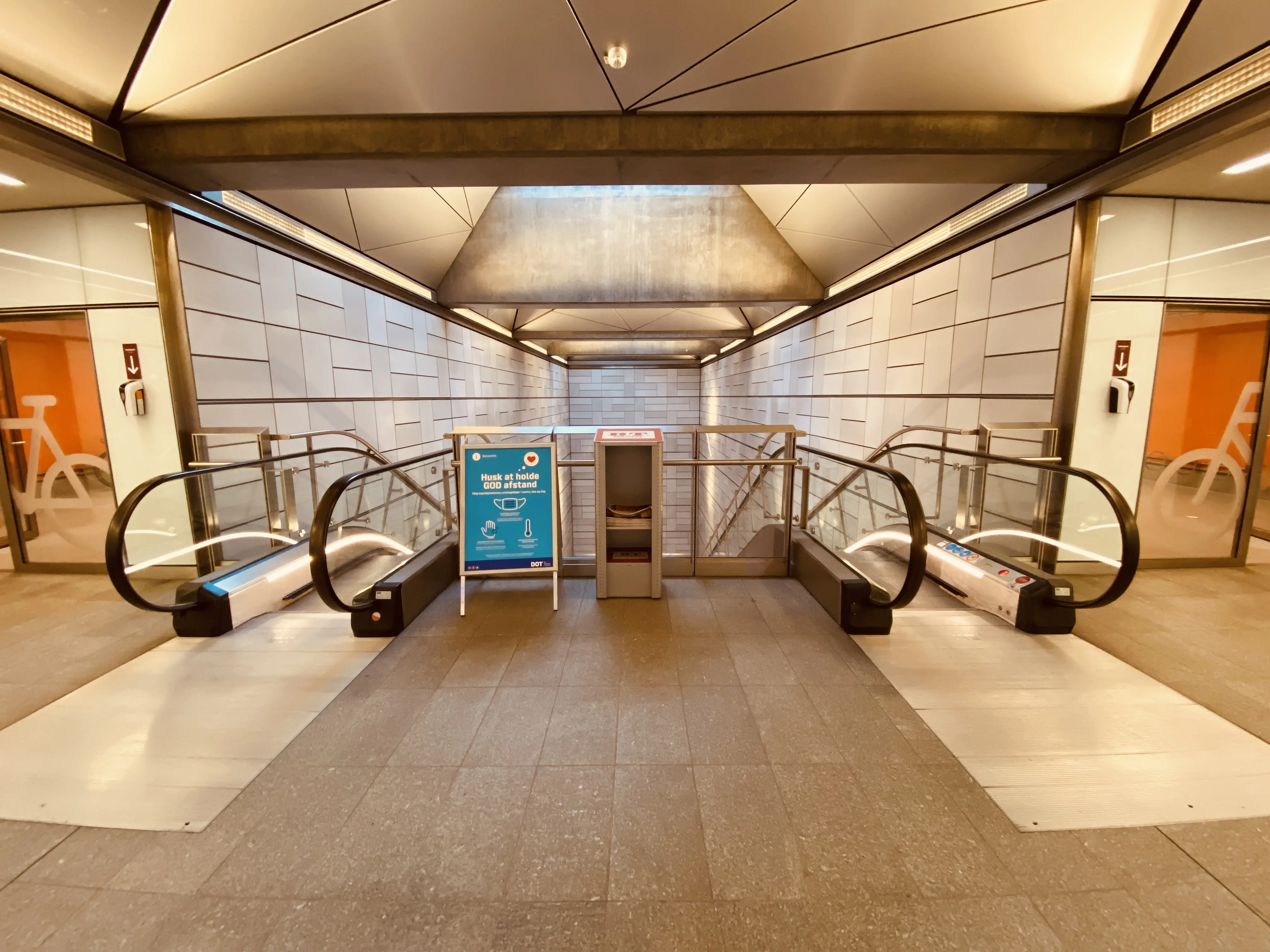 Billede af Poul Henningsens Plads Metrostation.