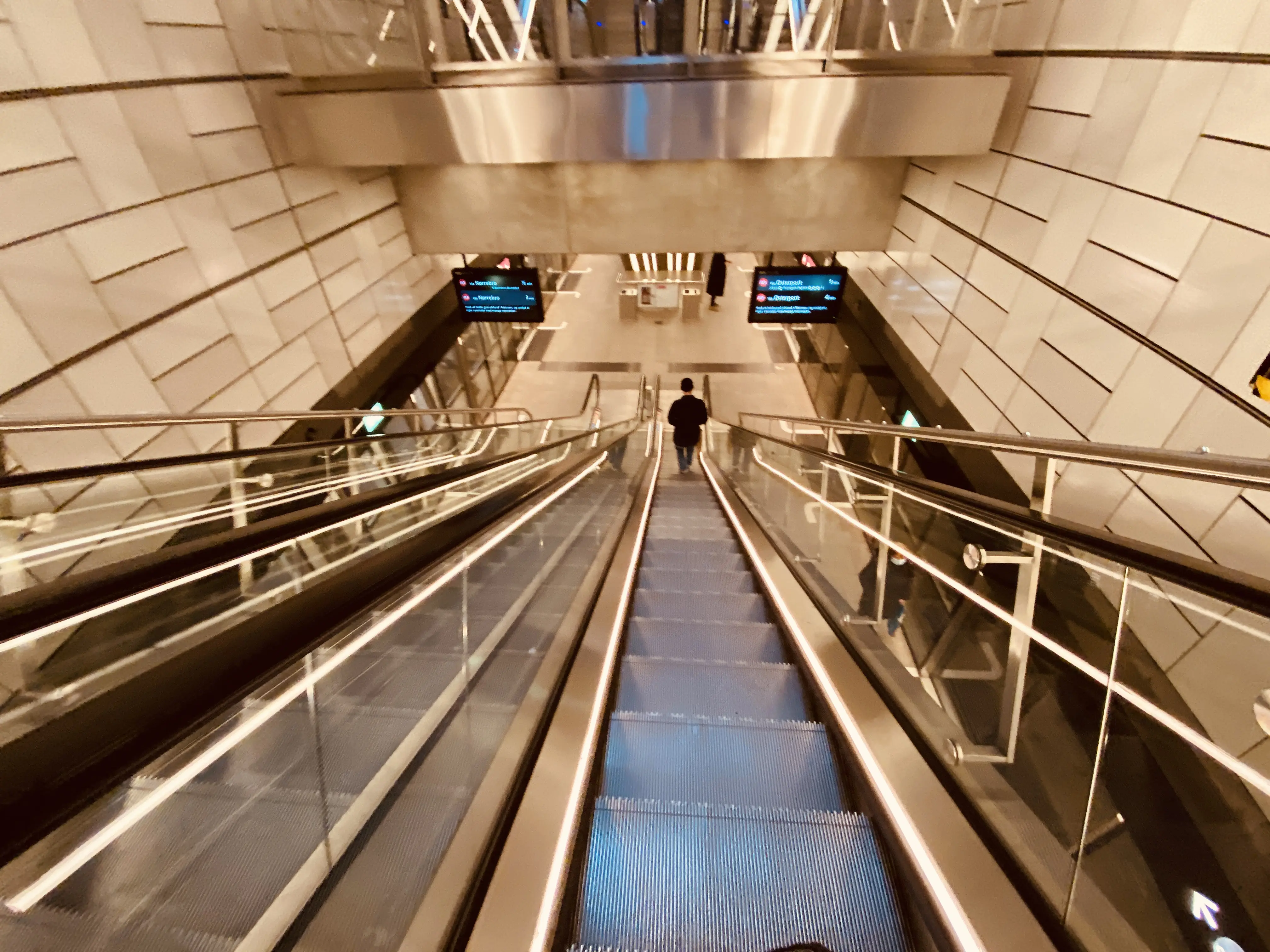 Billede af Poul Henningsens Plads Metrostation.