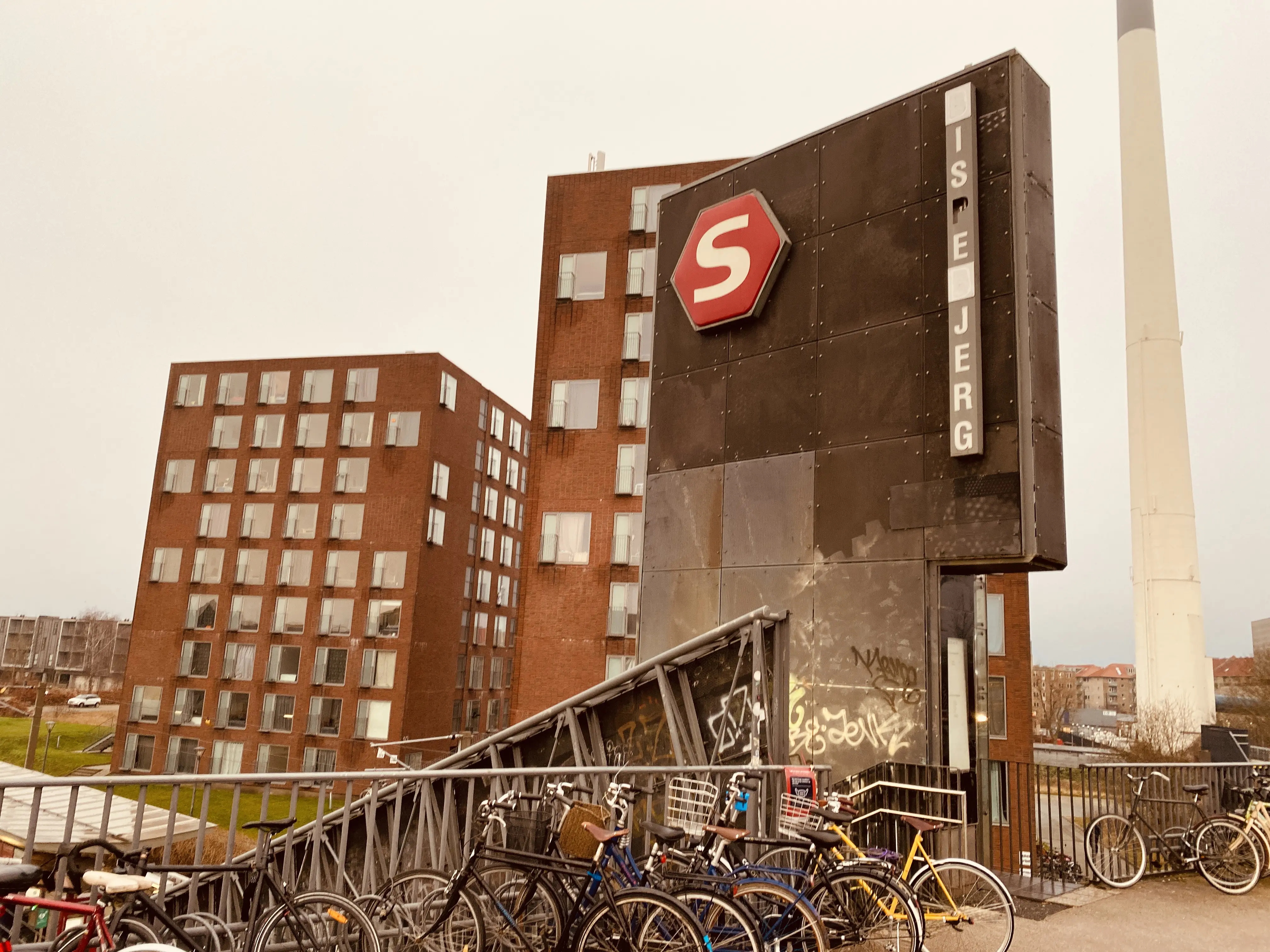 Billede af Bispebjerg S-togstrinbræt. Billede af Bispebjerg S-togstrinbræt.