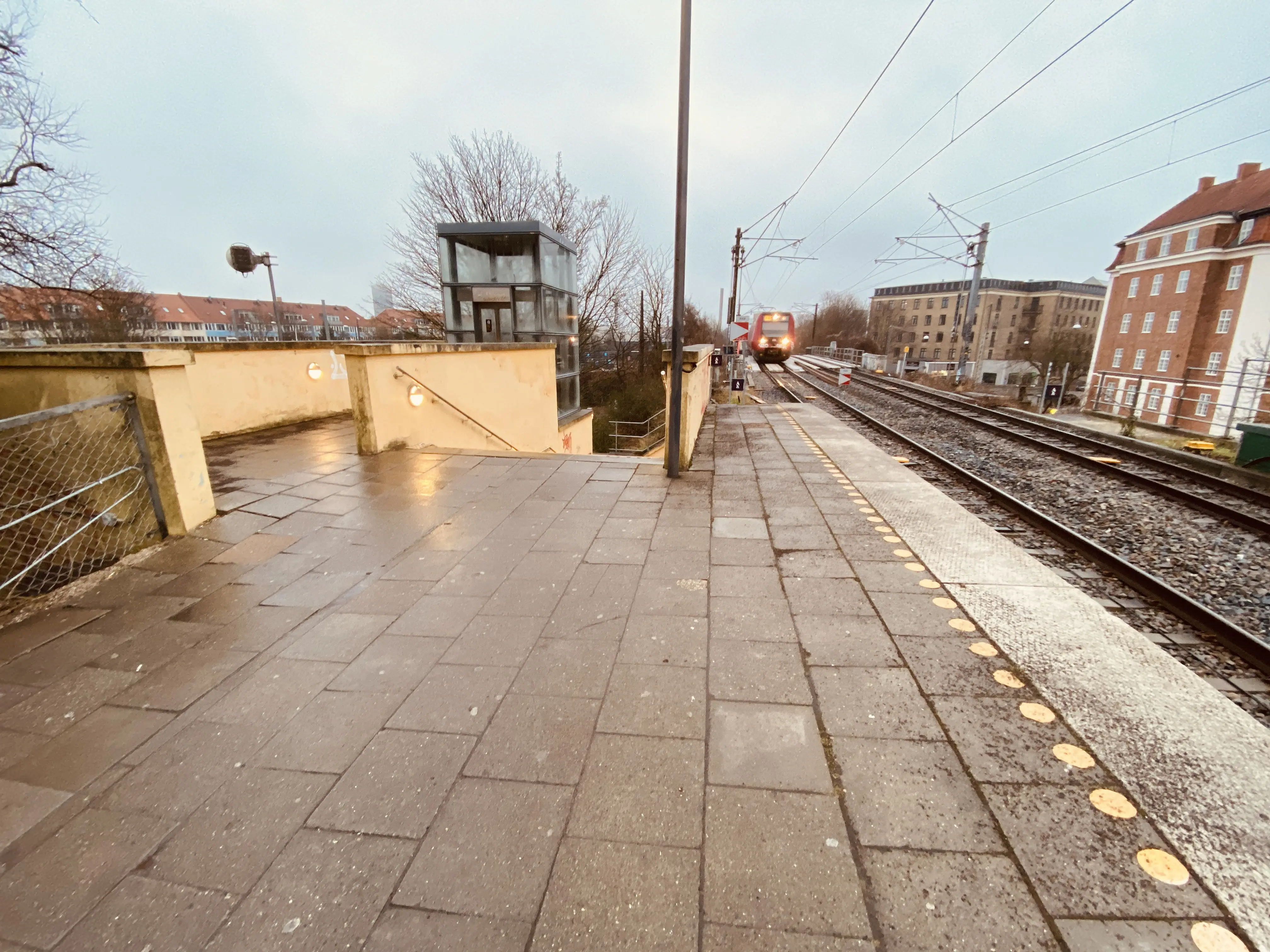 Billede af Fuglebakken S-togstrinbræt. Billede af Fuglebakken S-togstrinbræt.