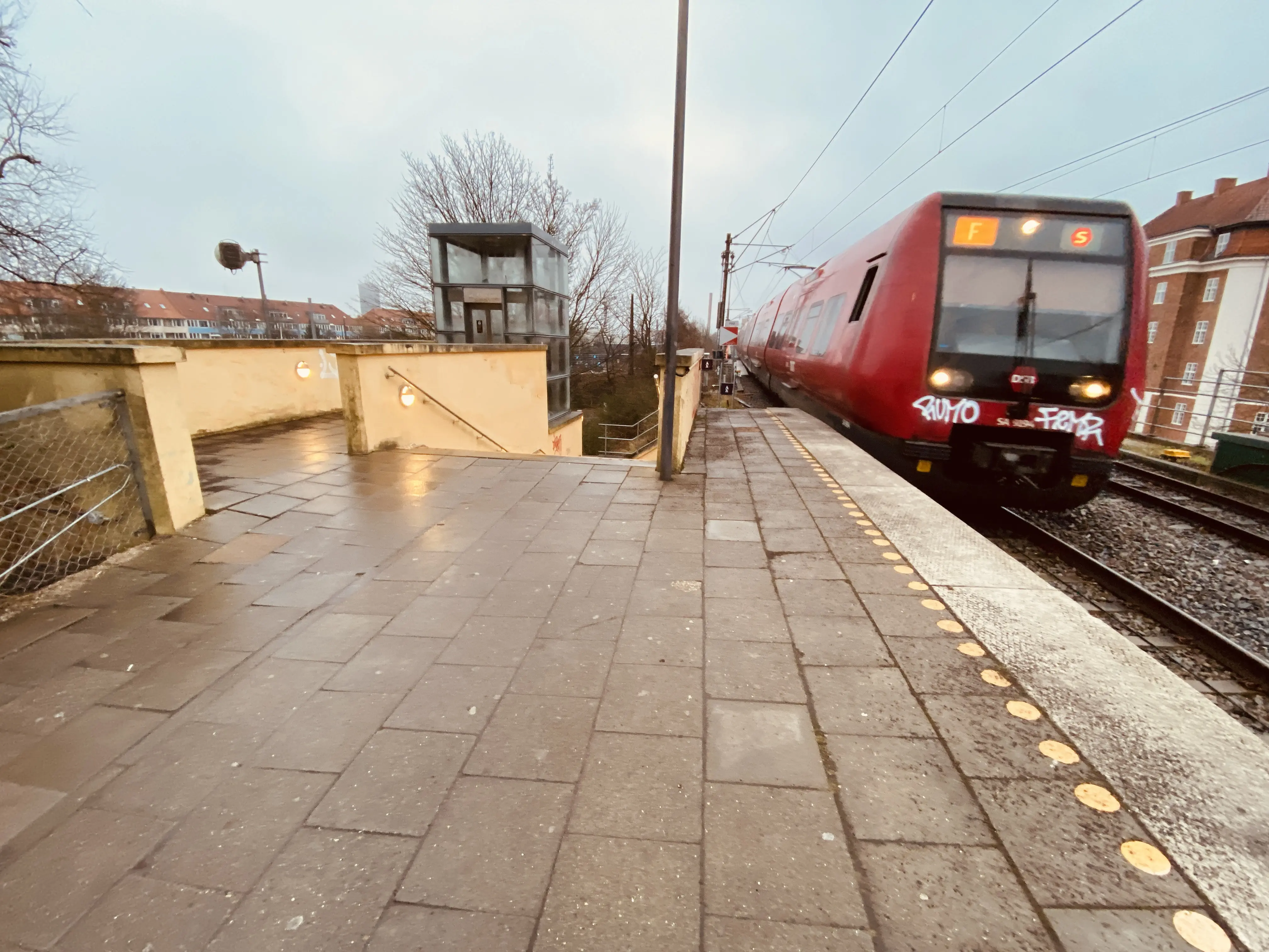 Billede af Fuglebakken S-togstrinbræt. Billede af Fuglebakken S-togstrinbræt.