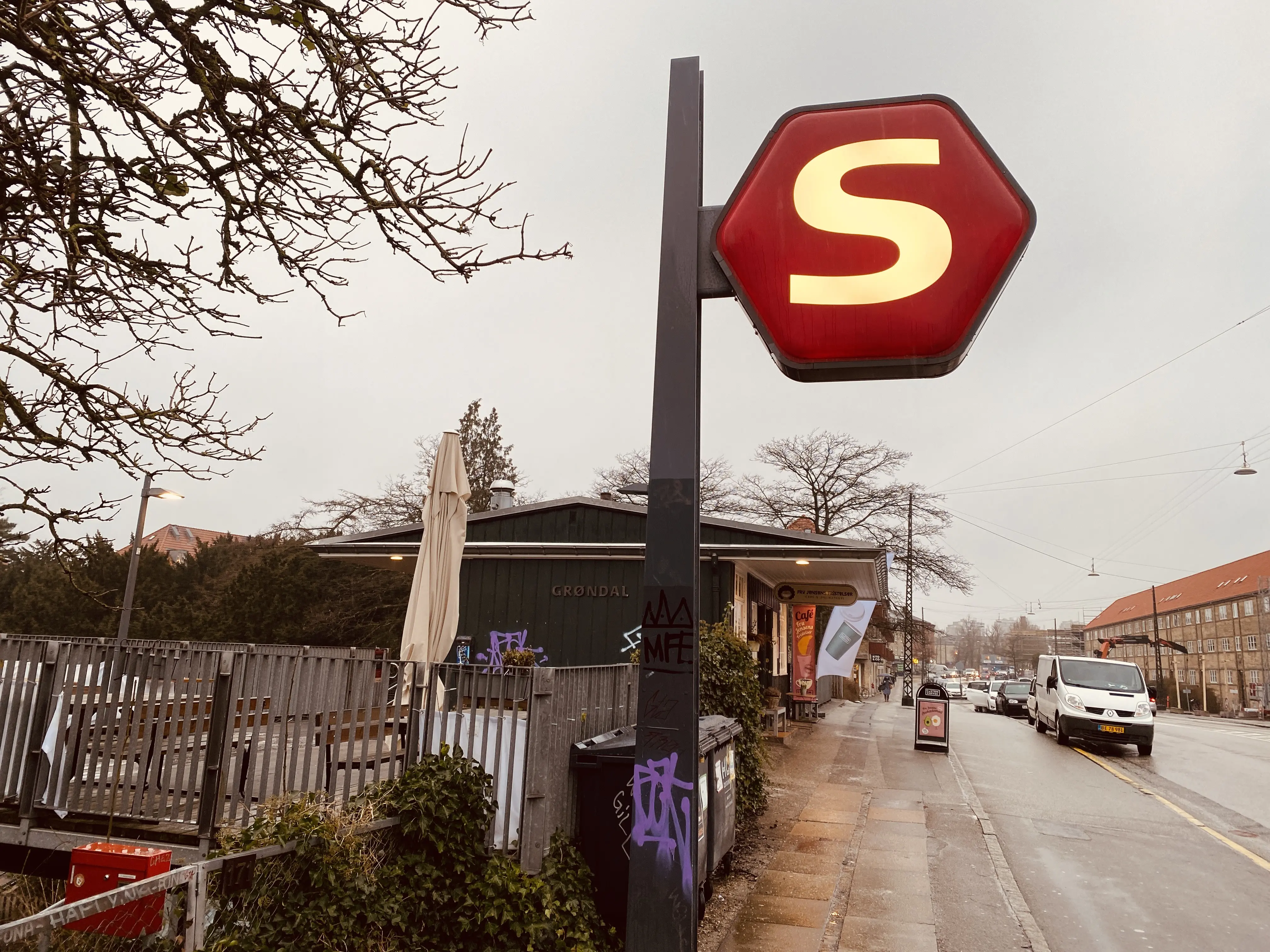 Billede af Grøndal S-togstrinbræt. Billede af Grøndal S-togstrinbræt.