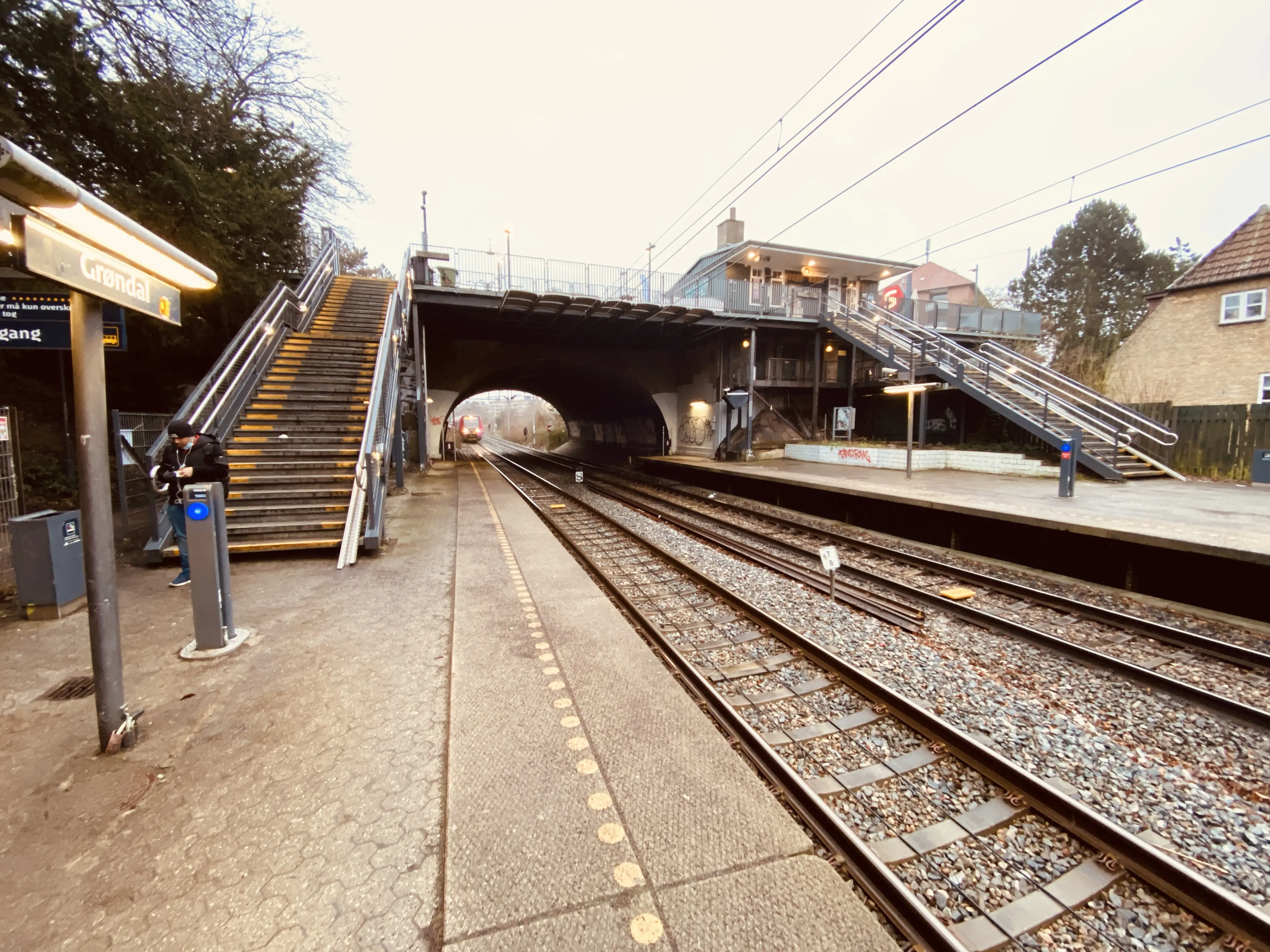 Billede af Grøndal S-togstrinbræt. Billede af Grøndal S-togstrinbræt.