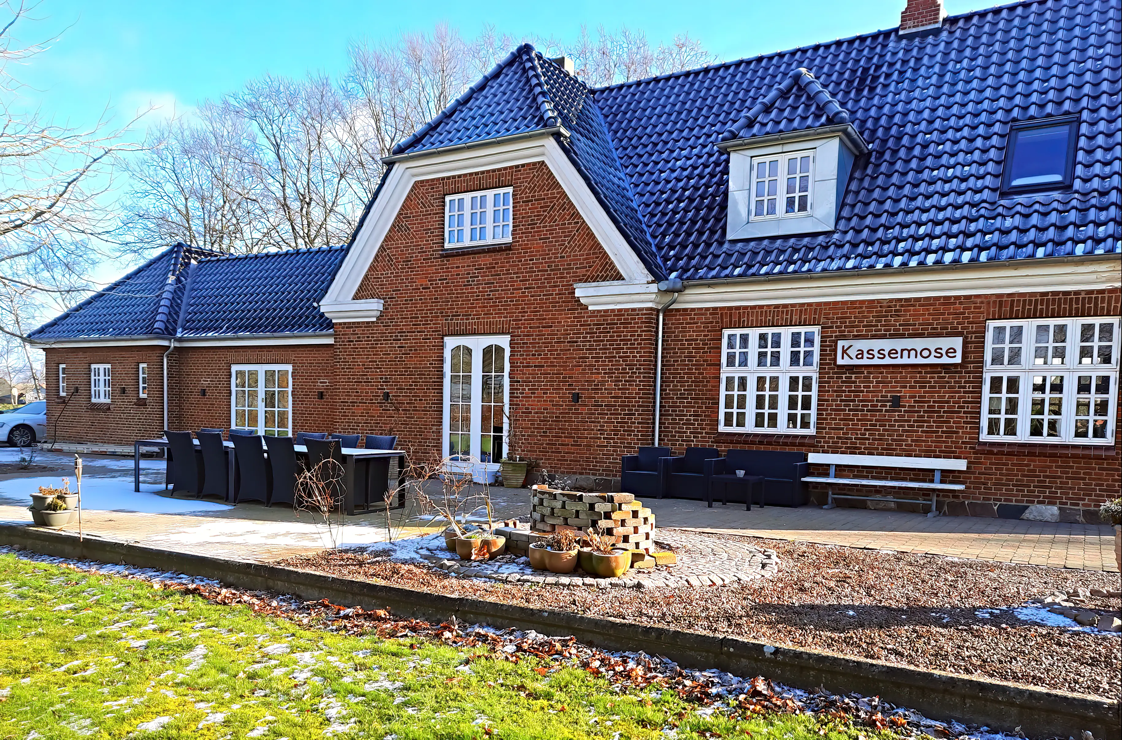 Billede af Kassemose Station set fra sporsiden med den gamle perronkant nederst til venstre. Billede af Kassemose Station set fra sporsiden med den gamle perronkant nederst til venstre.