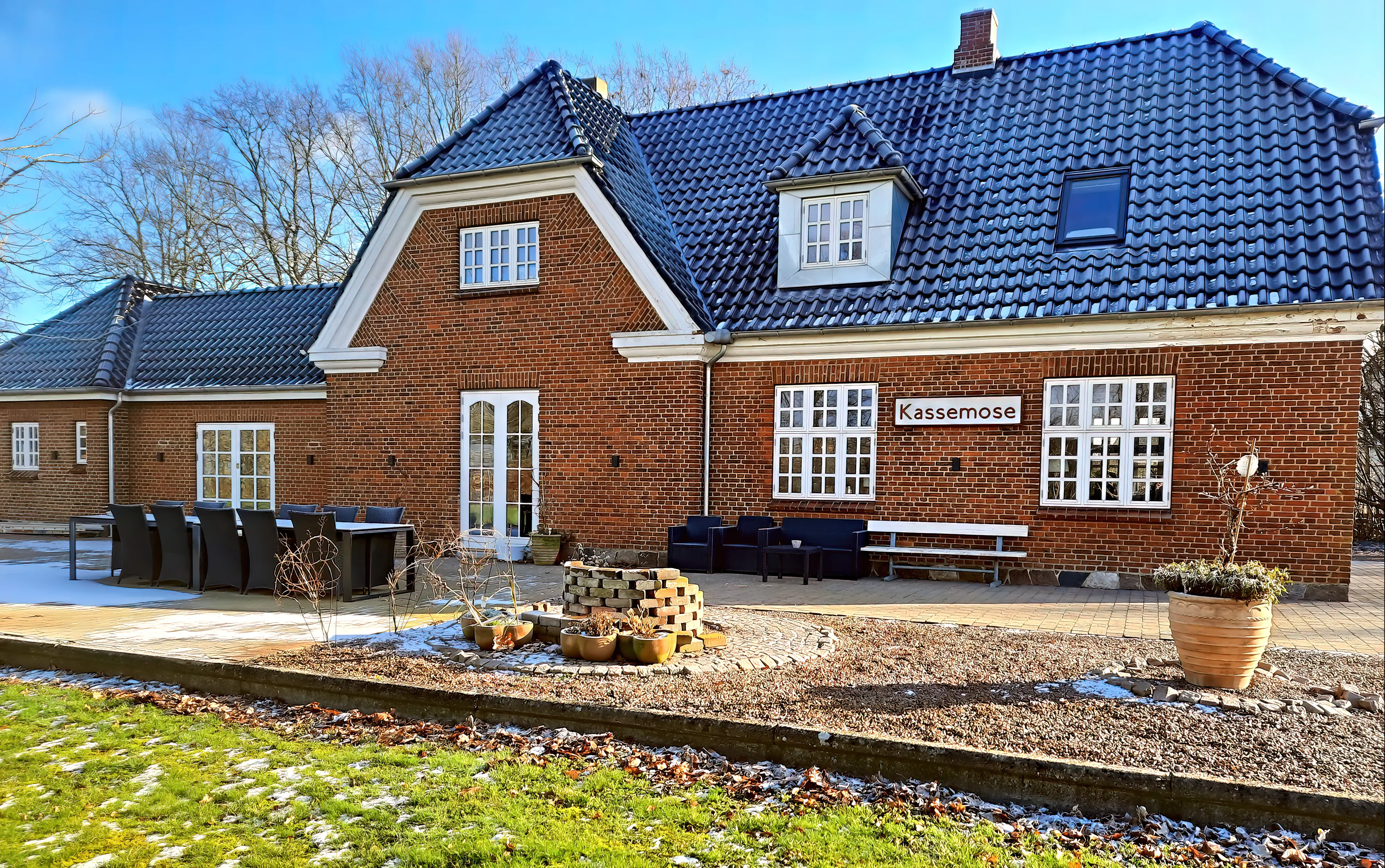Billede af Kassemose Station set fra sporsiden med den gamle perronkant nederst til venstre. Billede af Kassemose Station set fra sporsiden med den gamle perronkant nederst til venstre.