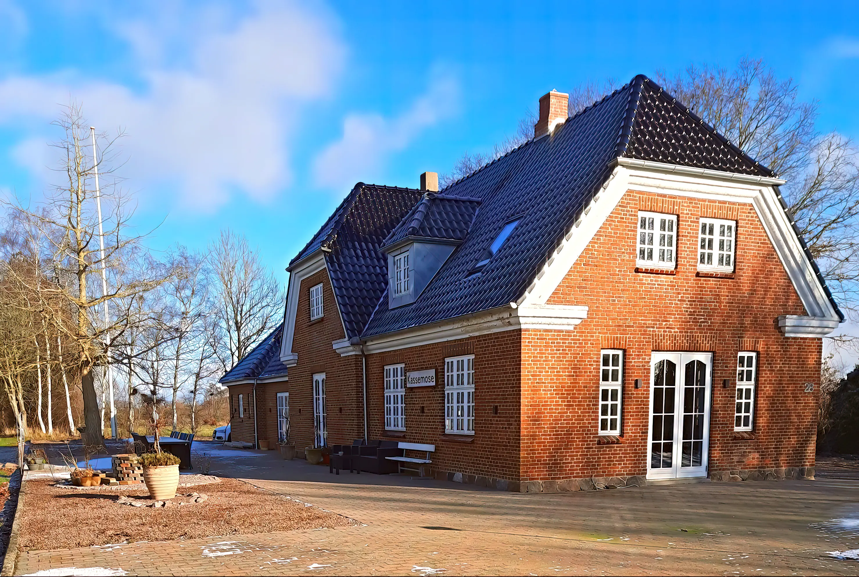 Billede af Kassemose Station set fra sporsiden med den gamle perronkant nederst til venstre. Billede af Kassemose Station set fra sporsiden med den gamle perronkant nederst til venstre.
