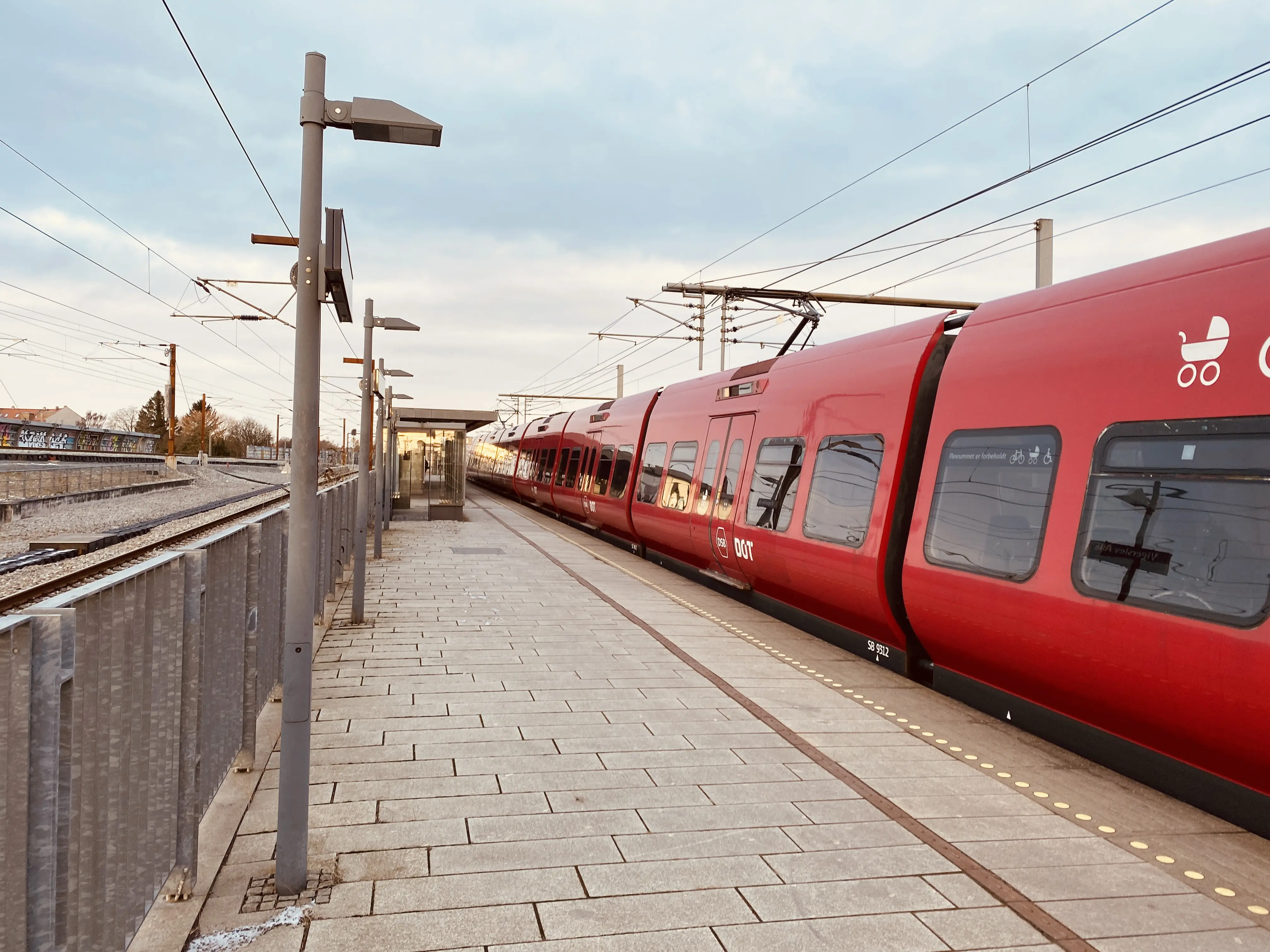 Billede af Vigerslev Allé S-togstrinbræt. Billede af Vigerslev Allé S-togstrinbræt.