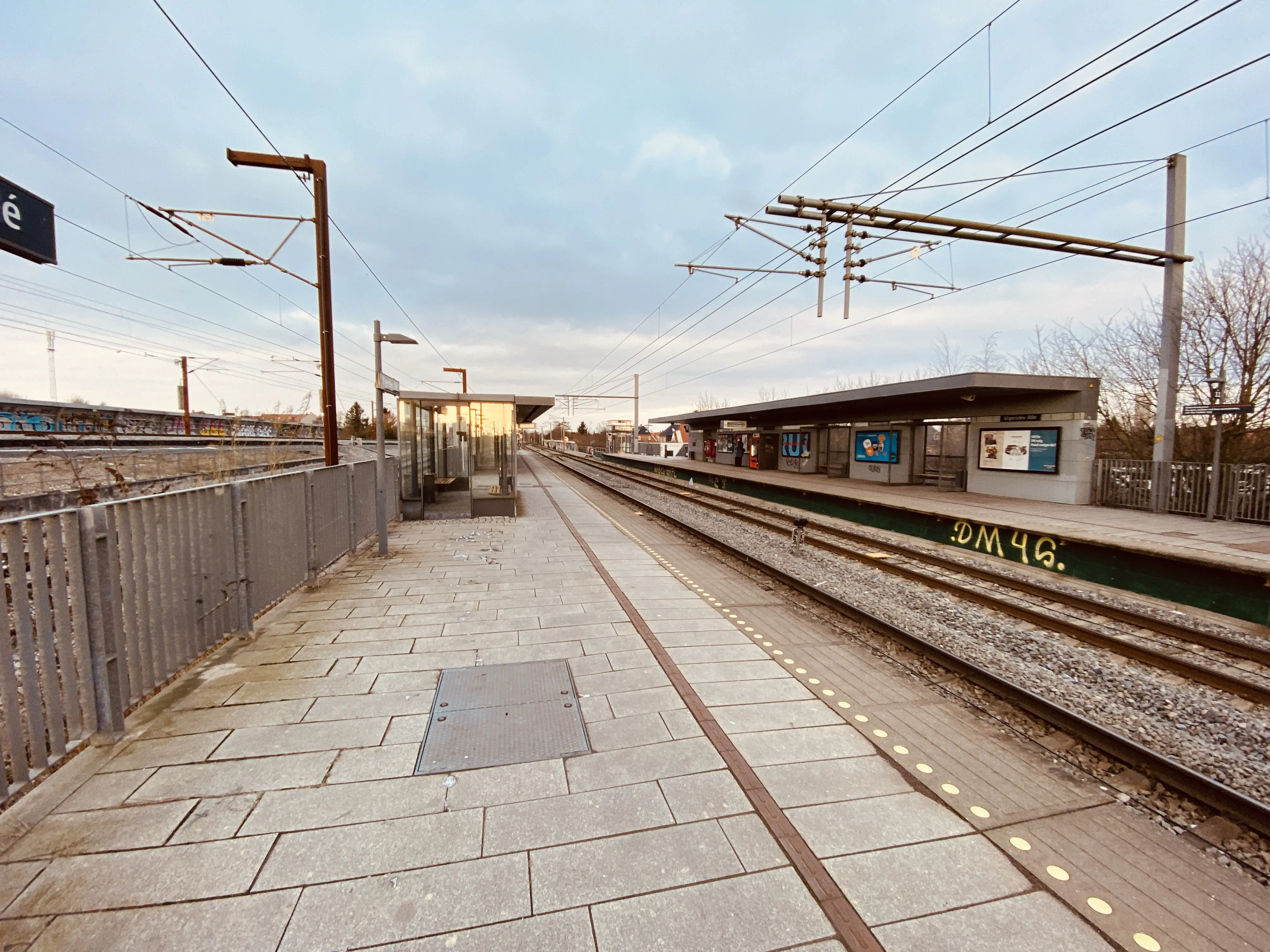 Billede af Vigerslev Allé S-togstrinbræt. Billede af Vigerslev Allé S-togstrinbræt.