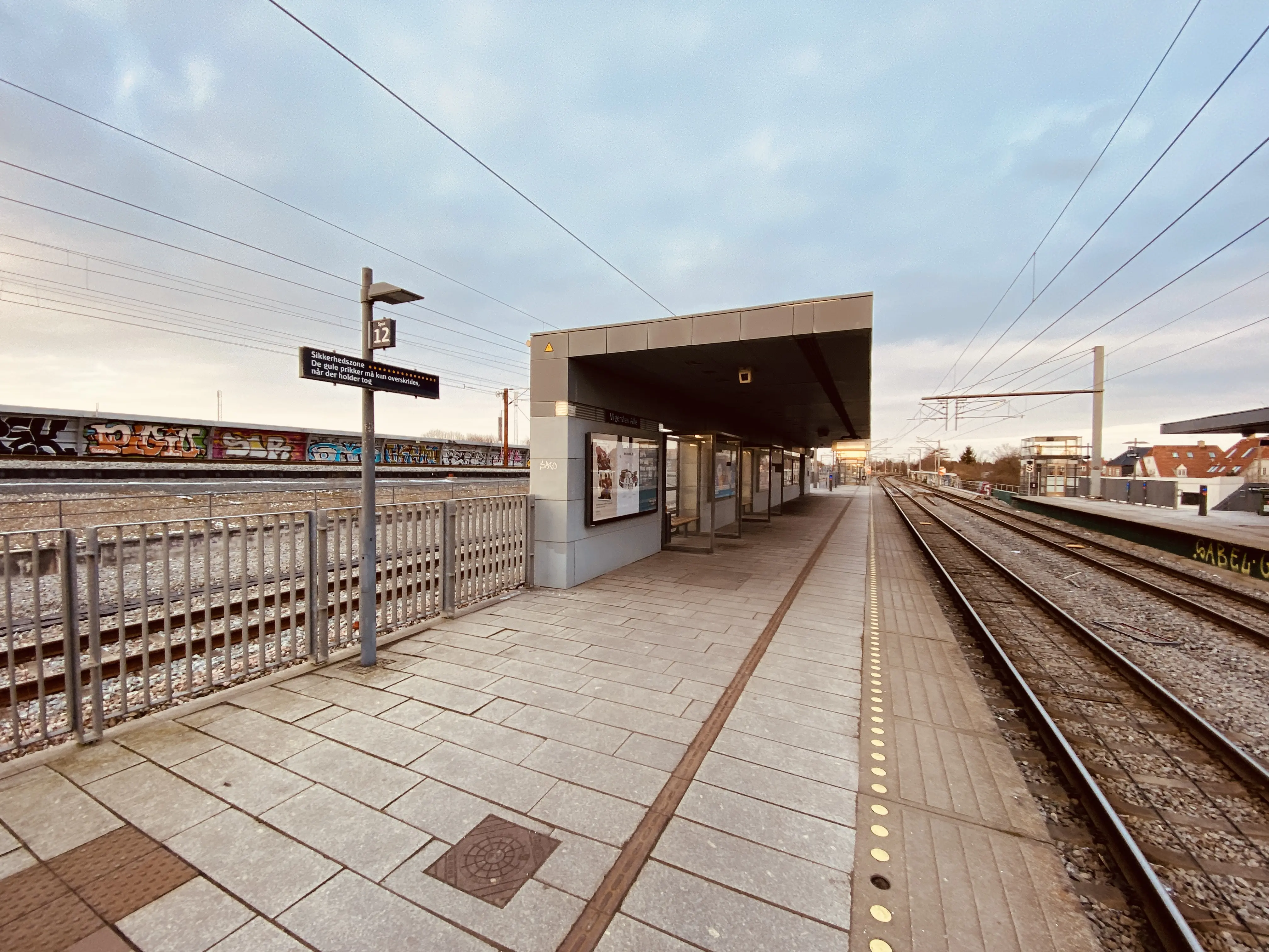 Billede af Vigerslev Allé S-togstrinbræt. Billede af Vigerslev Allé S-togstrinbræt.