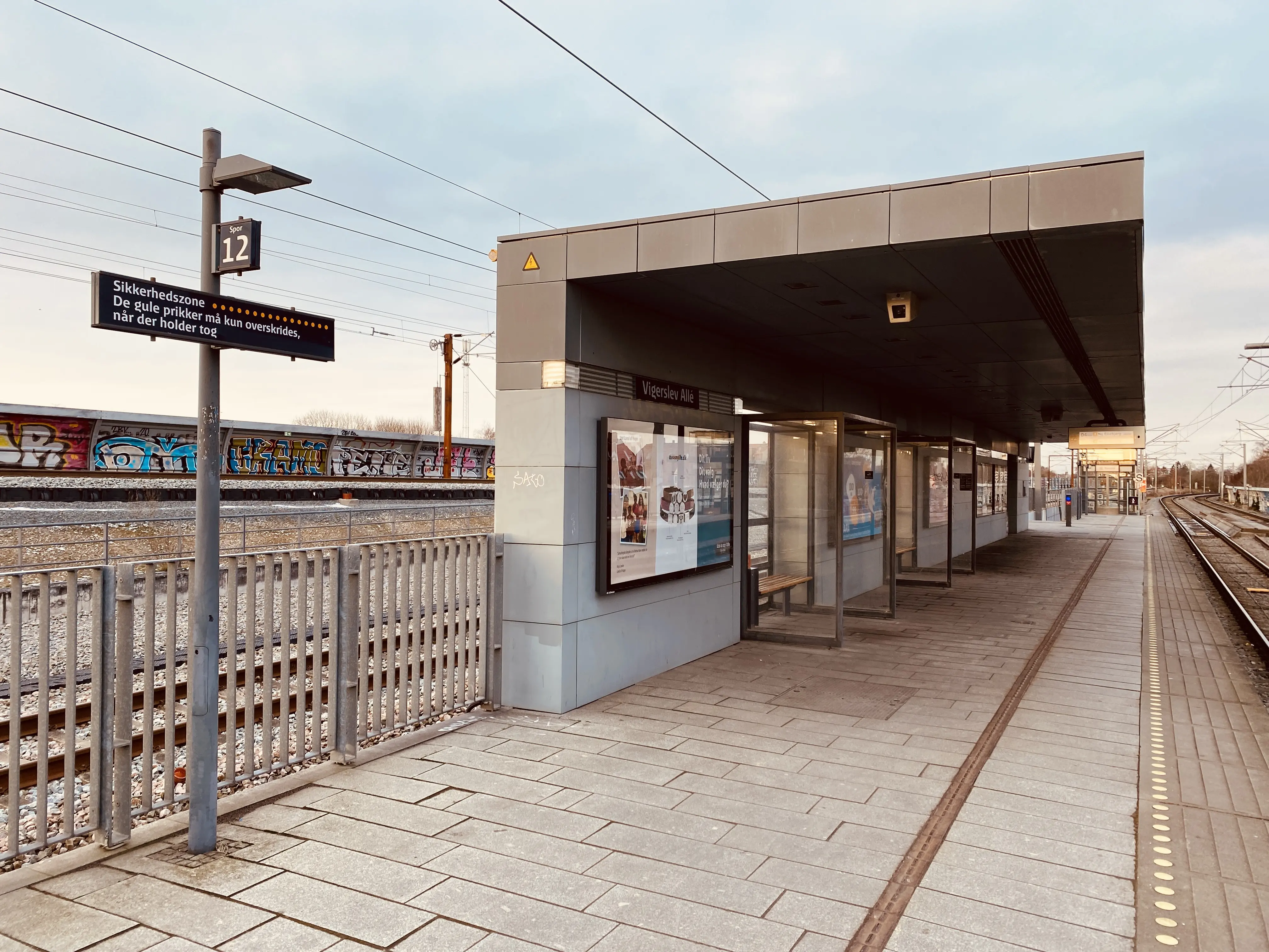 Billede af Vigerslev Allé S-togstrinbræt. Billede af Vigerslev Allé S-togstrinbræt.