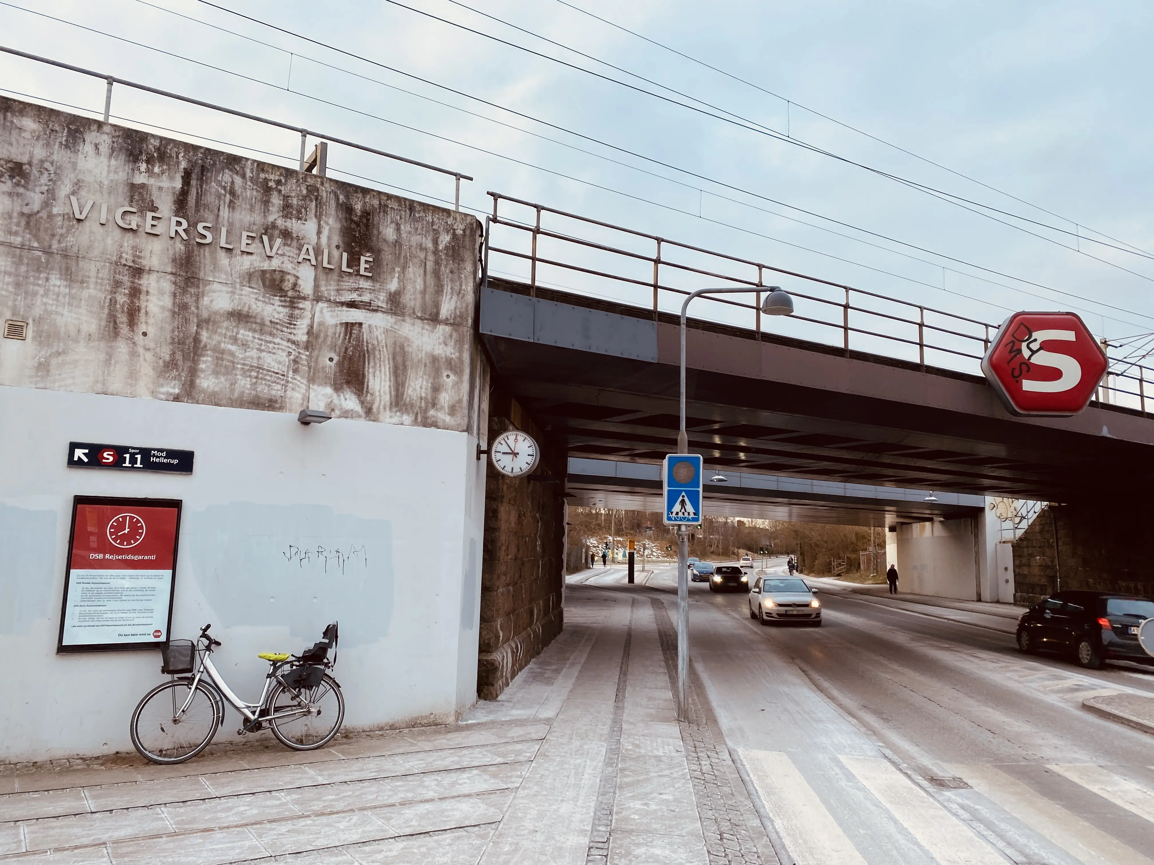 Billede af Vigerslev Allé S-togstrinbræt. Billede af Vigerslev Allé S-togstrinbræt.