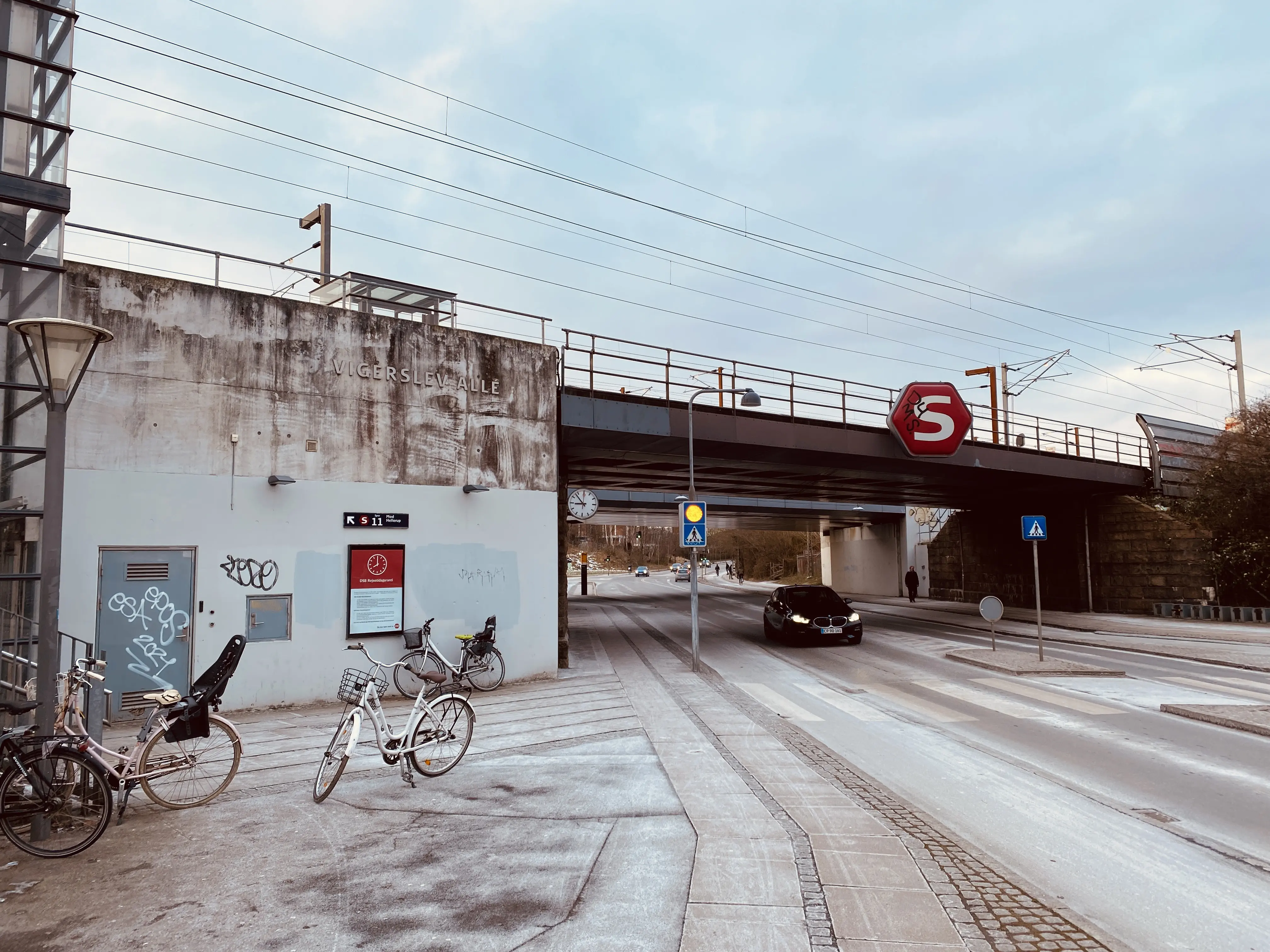 Billede af Vigerslev Allé S-togstrinbræt. Billede af Vigerslev Allé S-togstrinbræt.