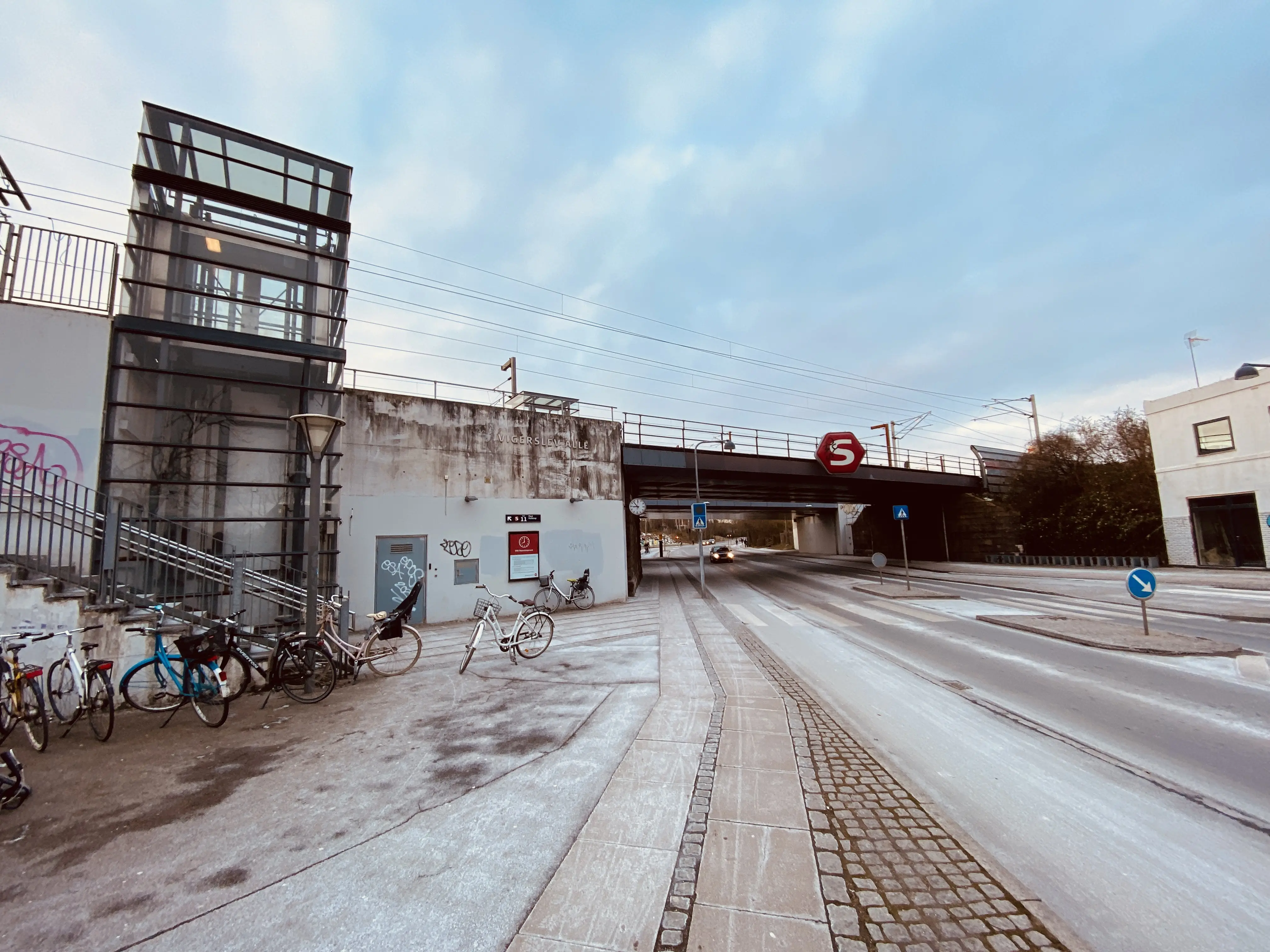 Billede af Vigerslev Allé S-togstrinbræt. Billede af Vigerslev Allé S-togstrinbræt.