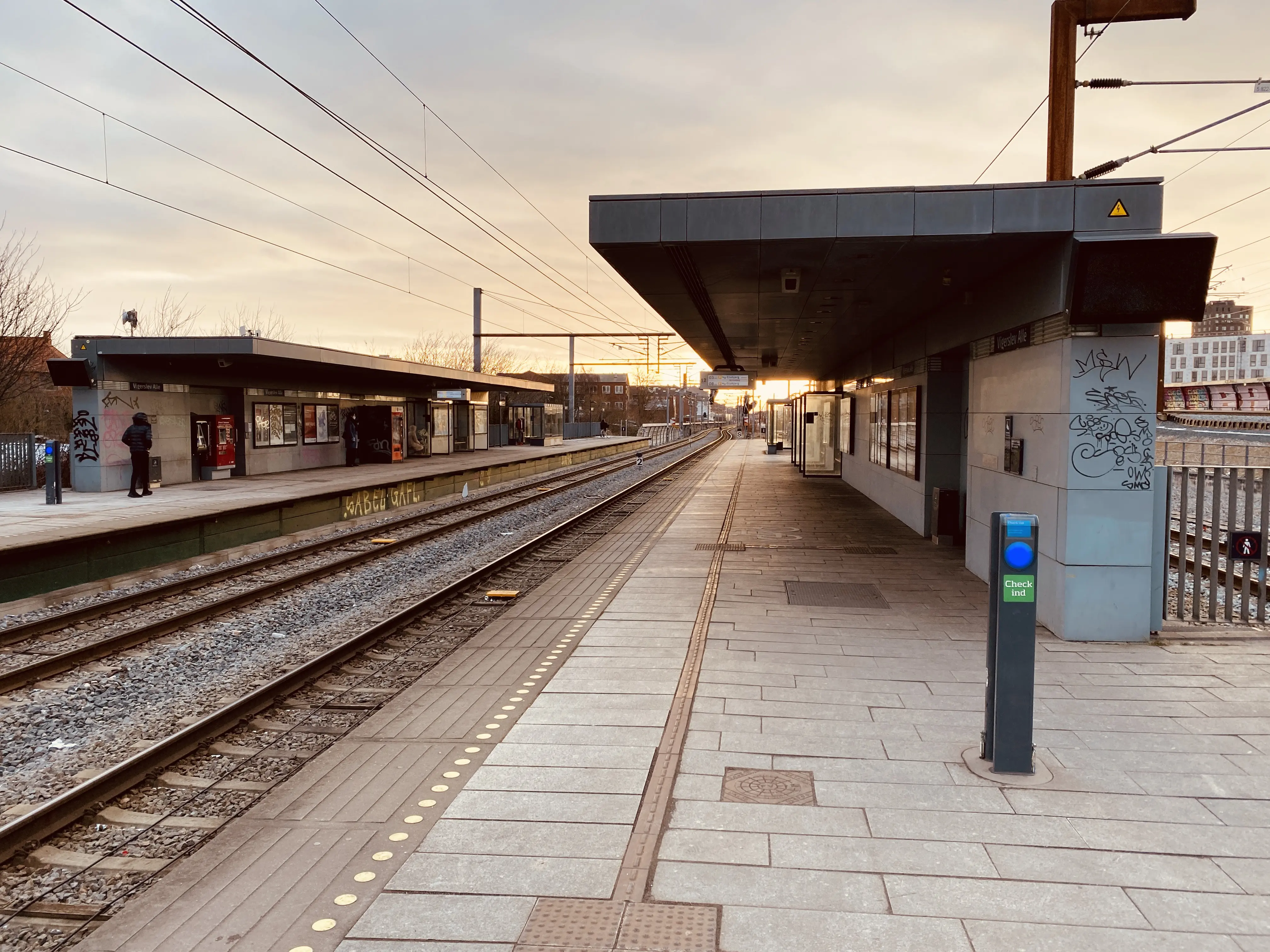 Billede af Vigerslev Allé S-togstrinbræt. Billede af Vigerslev Allé S-togstrinbræt.