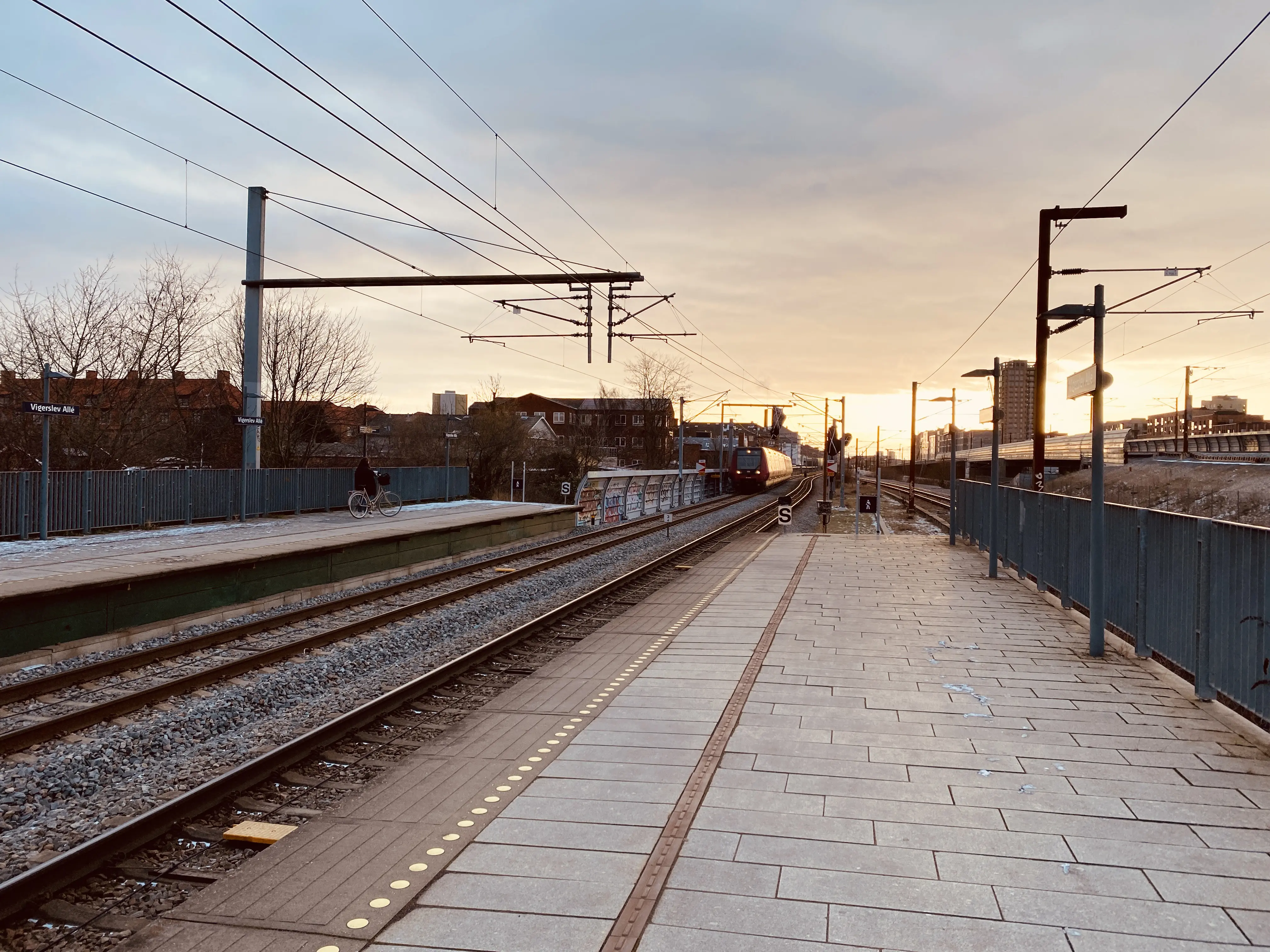 Billede af Vigerslev Allé S-togstrinbræt. Billede af Vigerslev Allé S-togstrinbræt.