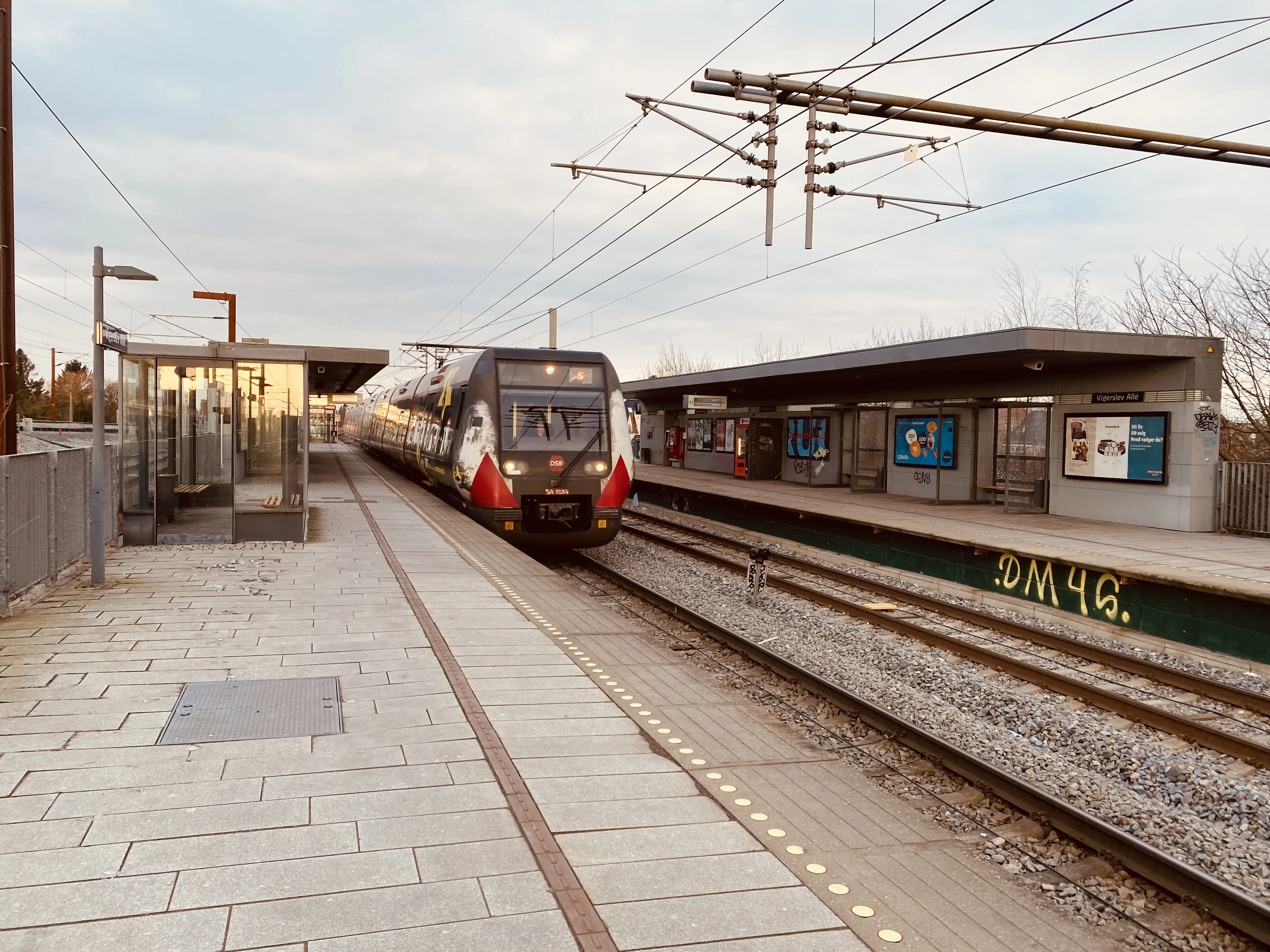 Billede af Vigerslev Allé S-togstrinbræt. Billede af Vigerslev Allé S-togstrinbræt.