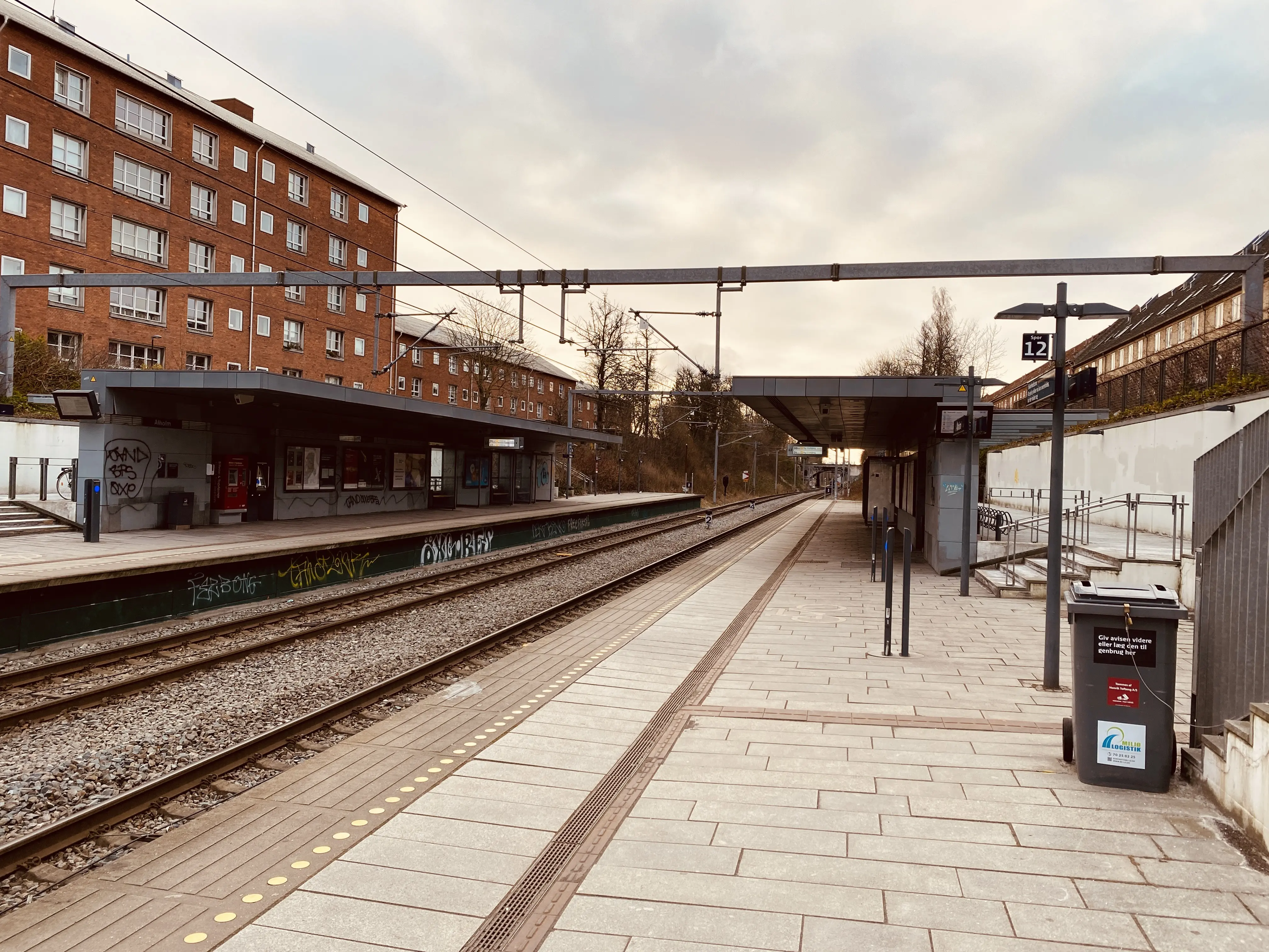 Billede af Ålholm S-togstrinbræt. Billede af Ålholm S-togstrinbræt.